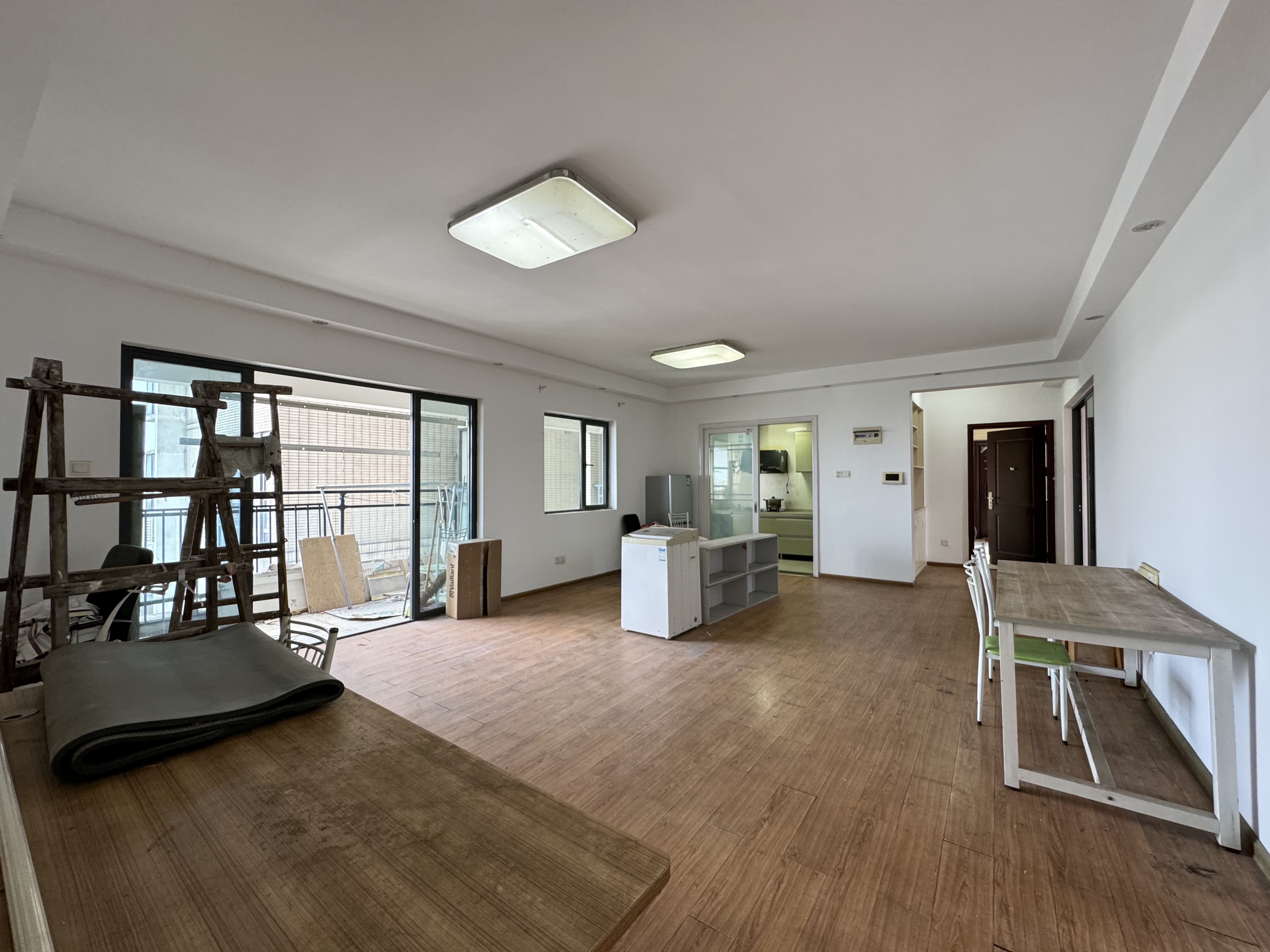 美的城一期 4室2厅3卫 51.80万 美的城一期 4室2厅3卫 51.80万客厅