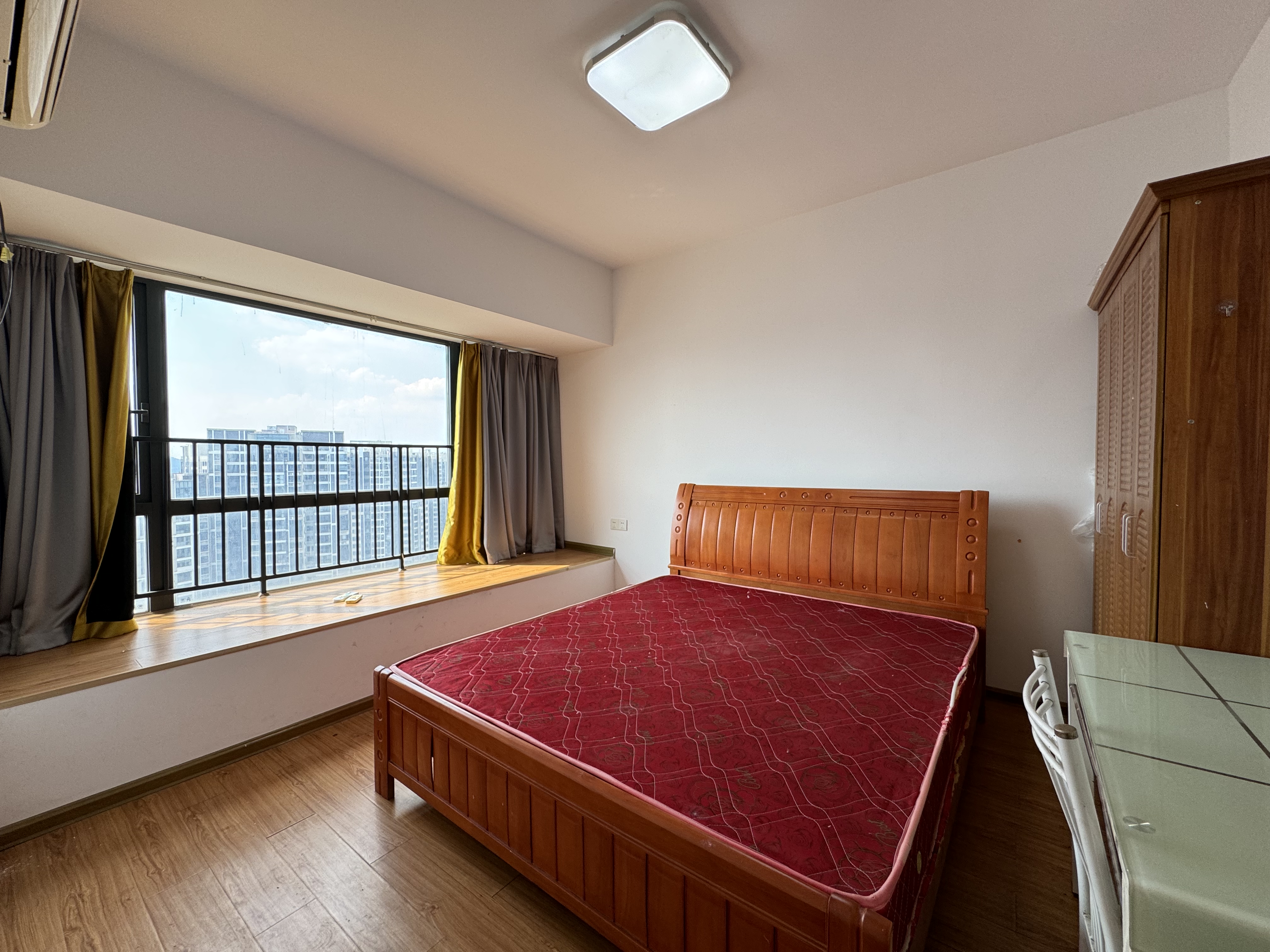 美的城一期 4室2厅3卫 51.80万 美的城一期 4室2厅3卫 51.80万客厅