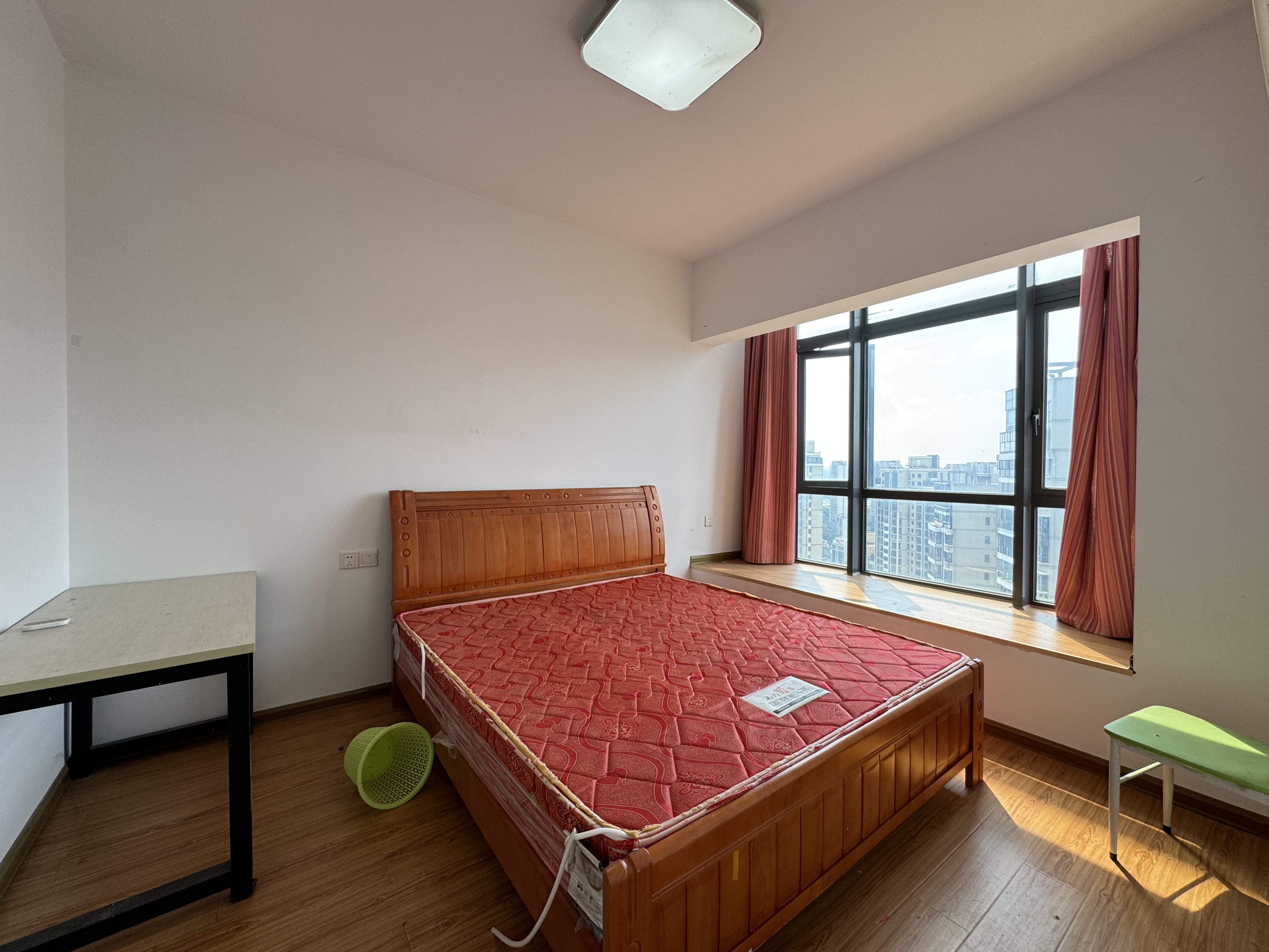 美的城一期 4室2厅3卫 51.80万 美的城一期 4室2厅3卫 51.80万客厅