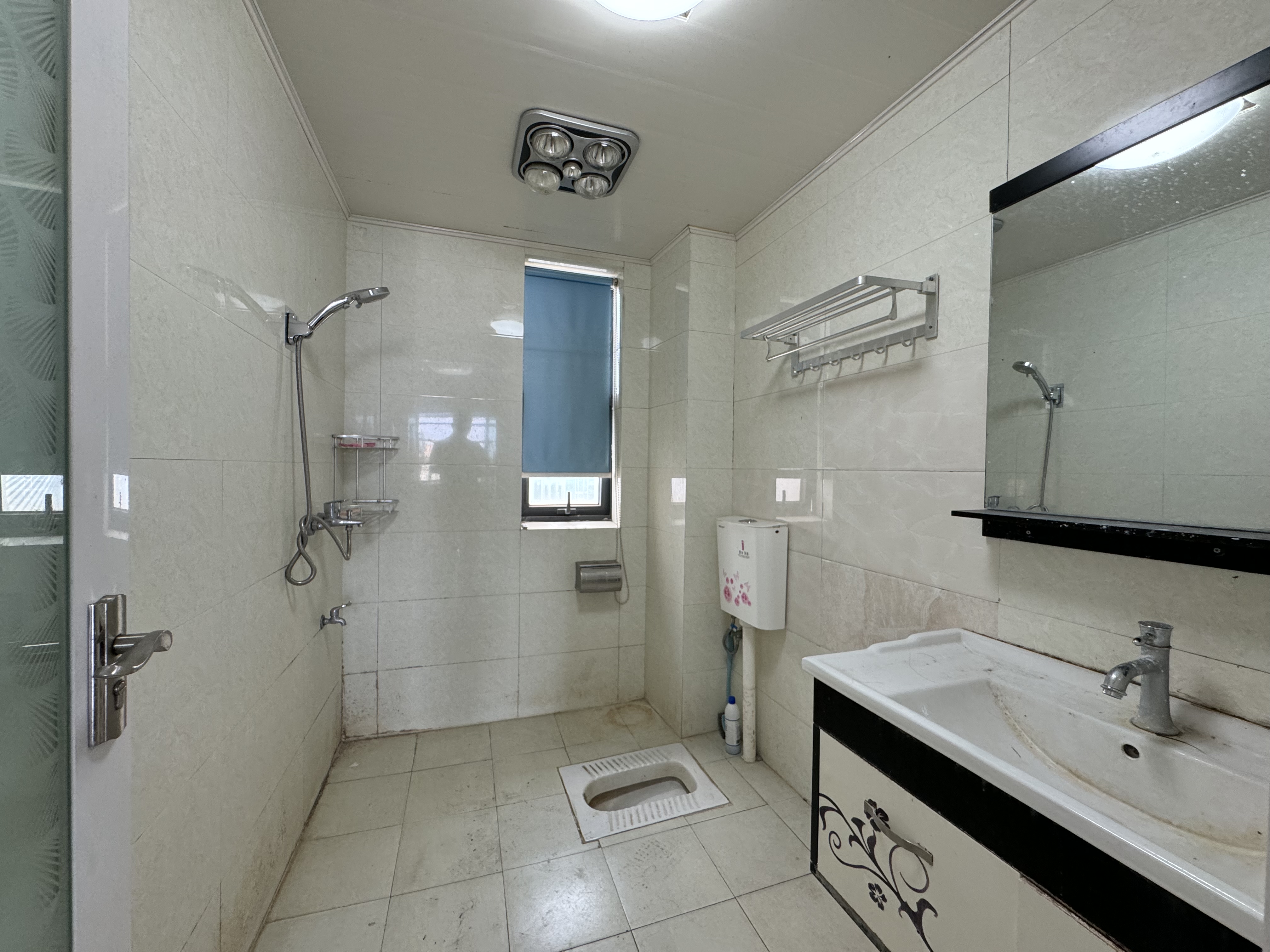 美的城一期 4室2厅3卫 51.80万 美的城一期 4室2厅3卫 51.80万客厅