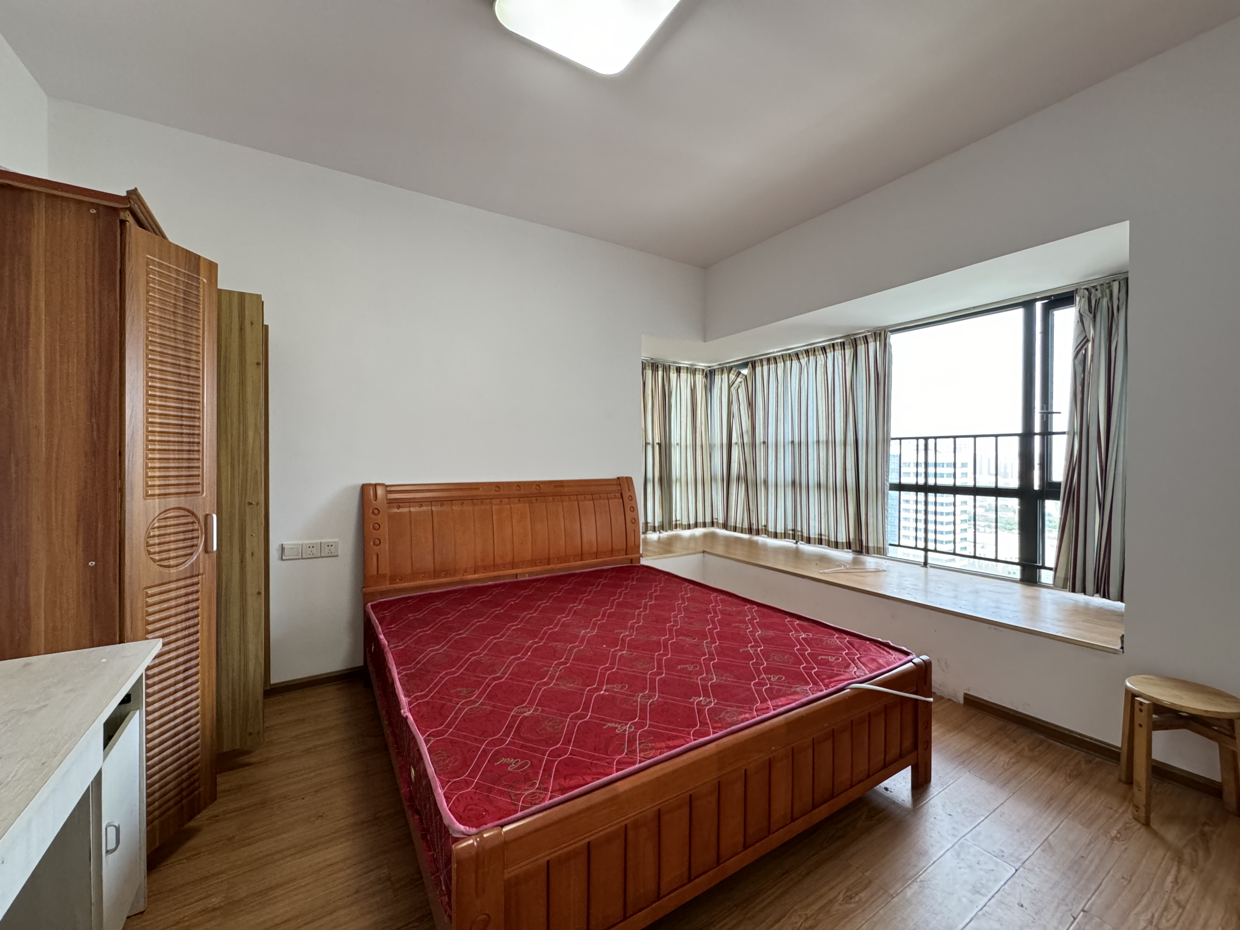 美的城一期 4室2厅3卫 51.80万 美的城一期 4室2厅3卫 51.80万客厅