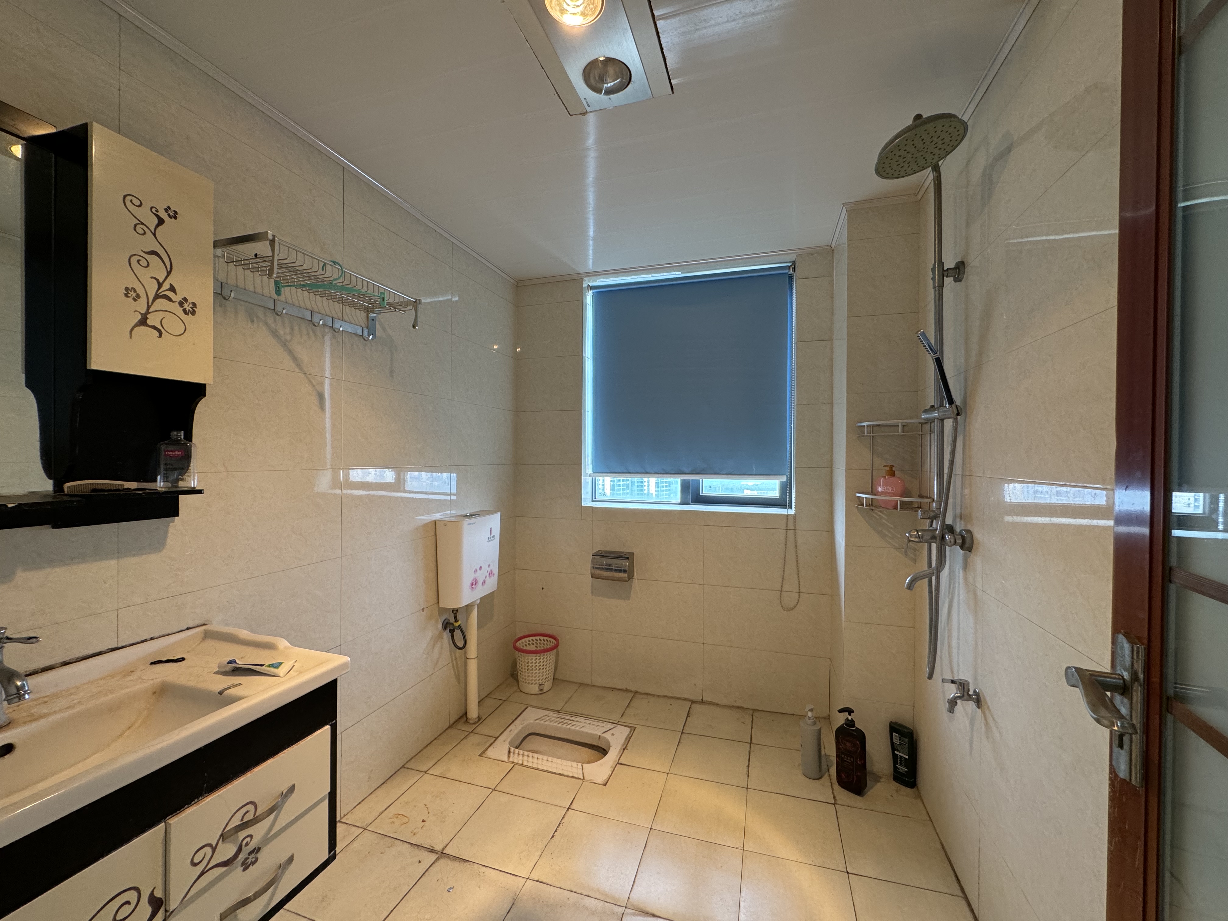 美的城一期 4室2厅3卫 51.80万 美的城一期 4室2厅3卫 51.80万客厅