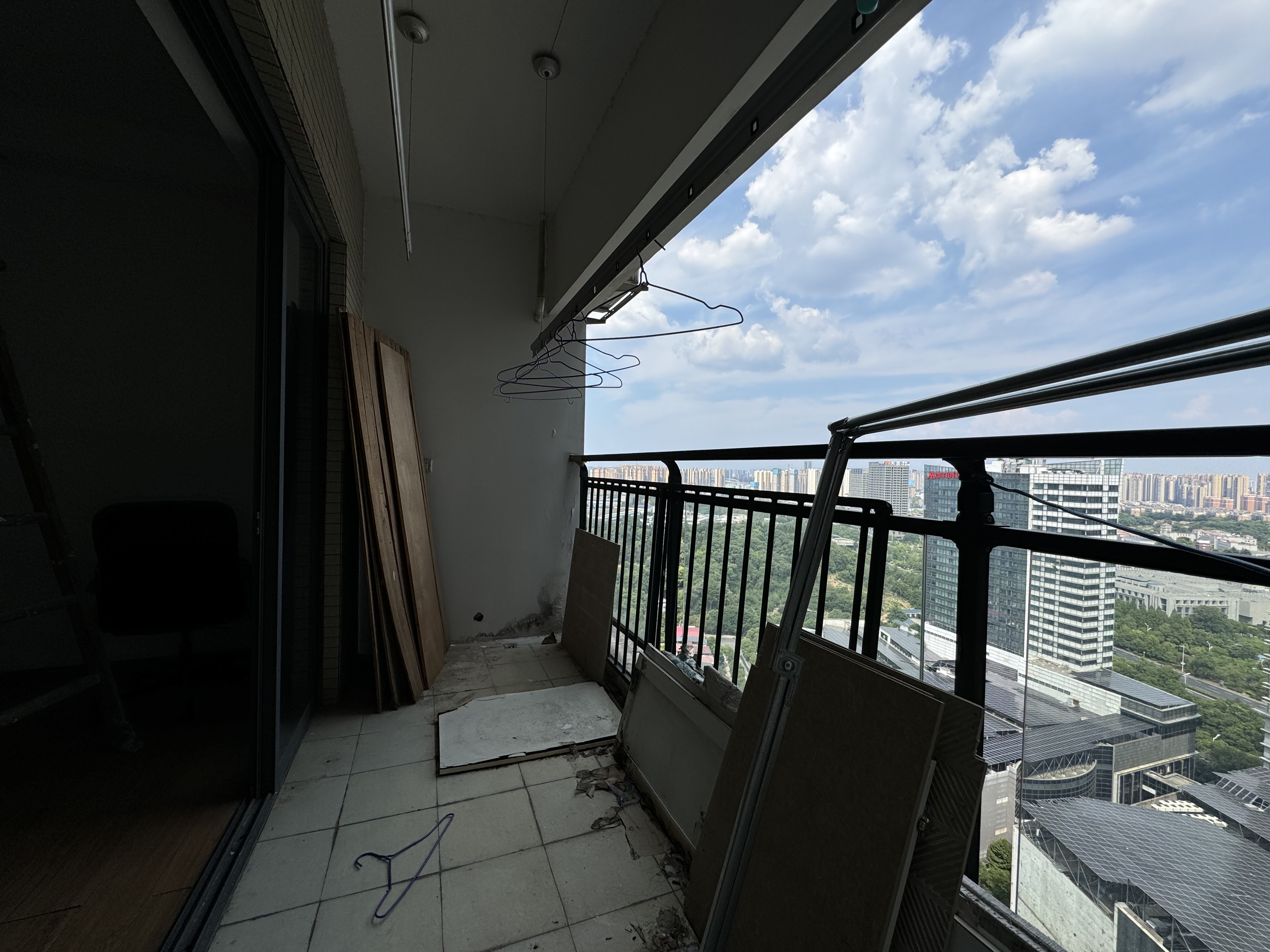 美的城一期 4室2厅3卫 51.80万 美的城一期 4室2厅3卫 51.80万客厅