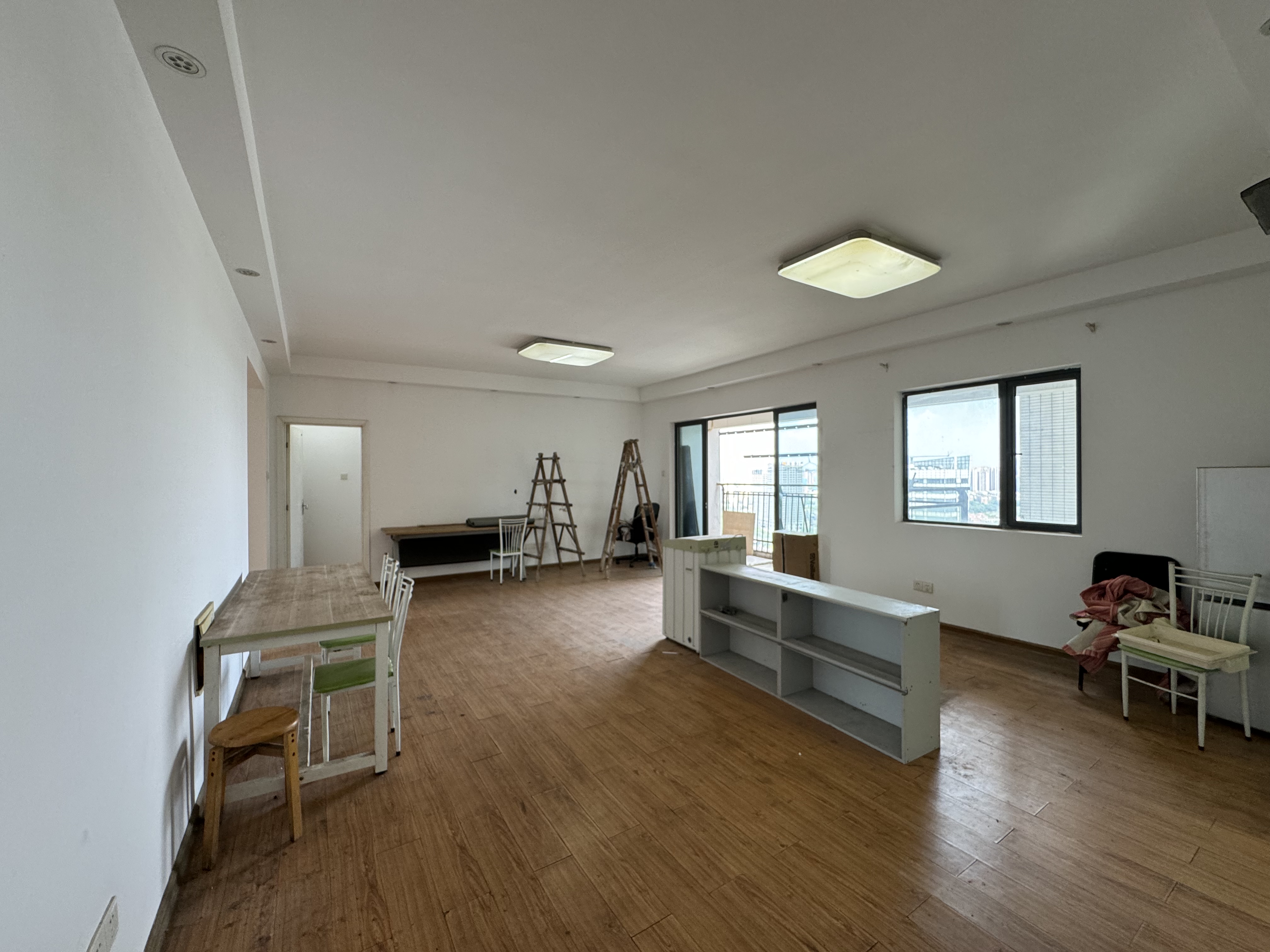 美的城一期 4室2厅3卫 51.80万 美的城一期 4室2厅3卫 51.80万客厅