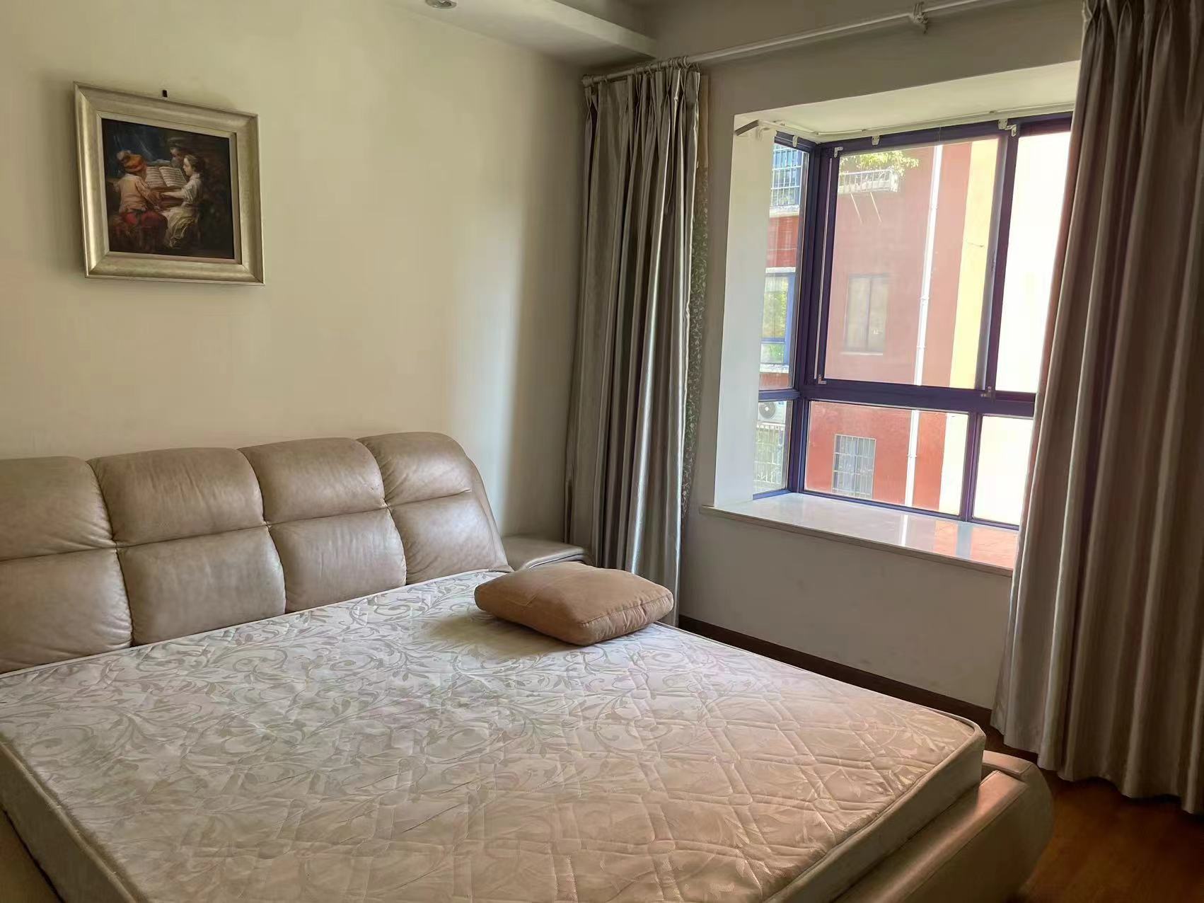 泉塘湾一期 4室2厅2卫 58.0万 泉塘湾一期 4室2厅2卫 58.0万客厅