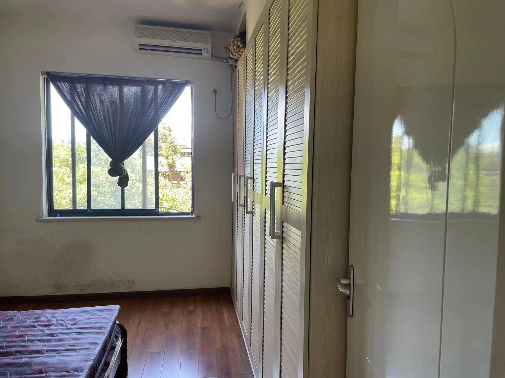 泉塘湾一期 4室2厅2卫 58.0万 泉塘湾一期 4室2厅2卫 58.0万客厅