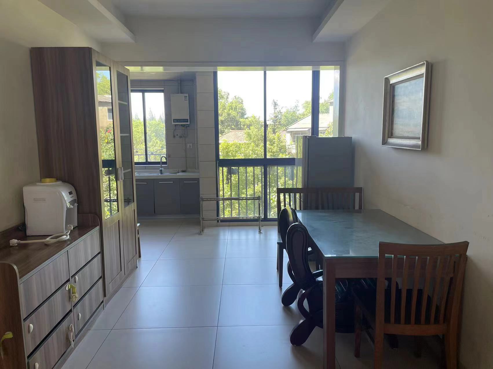 泉塘湾一期 4室2厅2卫 58.0万 泉塘湾一期 4室2厅2卫 58.0万客厅