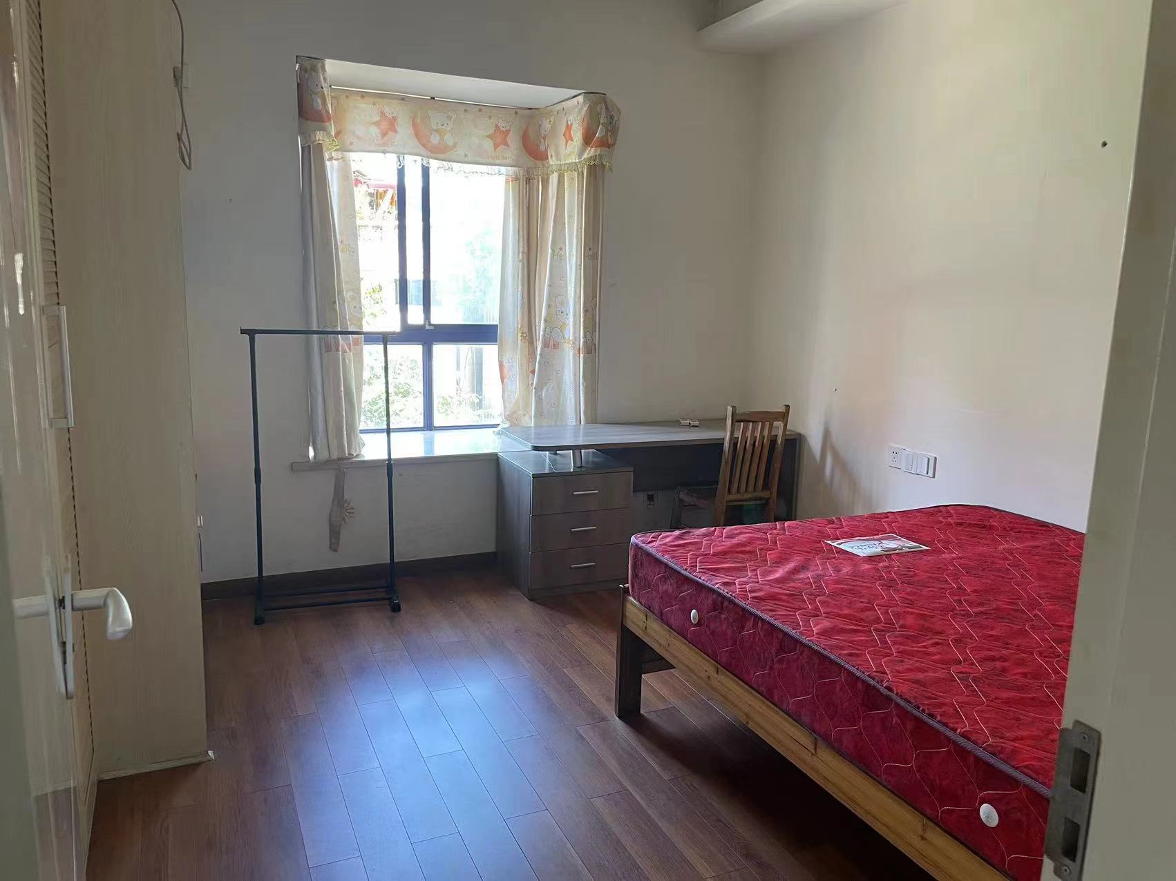 泉塘湾一期 4室2厅2卫 58.0万 泉塘湾一期 4室2厅2卫 58.0万客厅