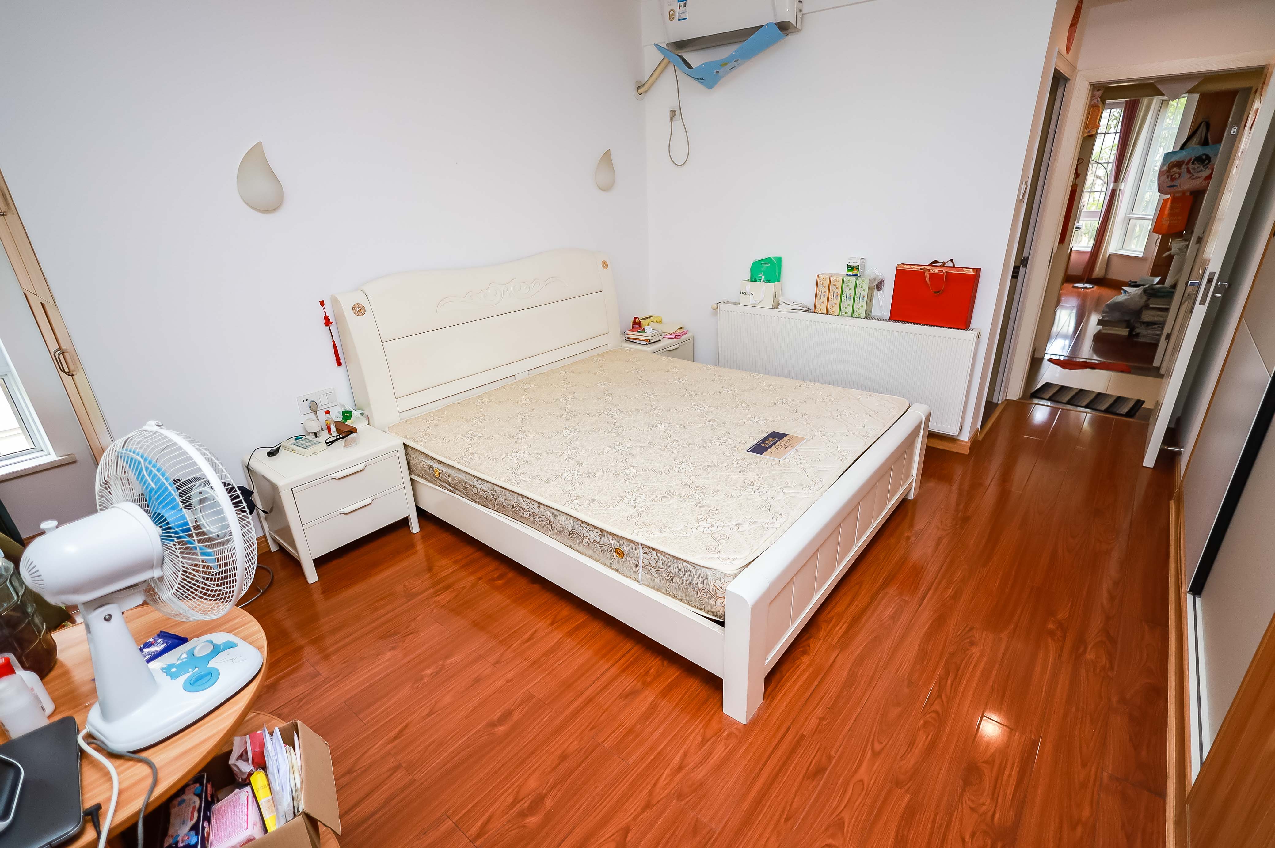 长房西郡  4室2厅2卫   159.80万卧室