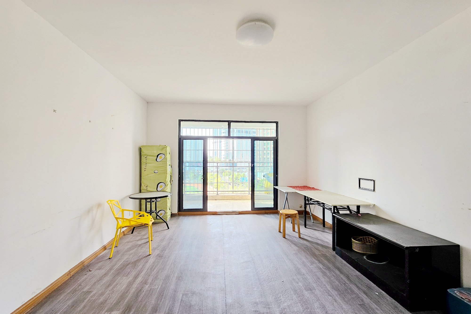 江河东澜湾 3室2厅1卫 99.0万 江河东澜湾 3室2厅1卫 99.0万客厅