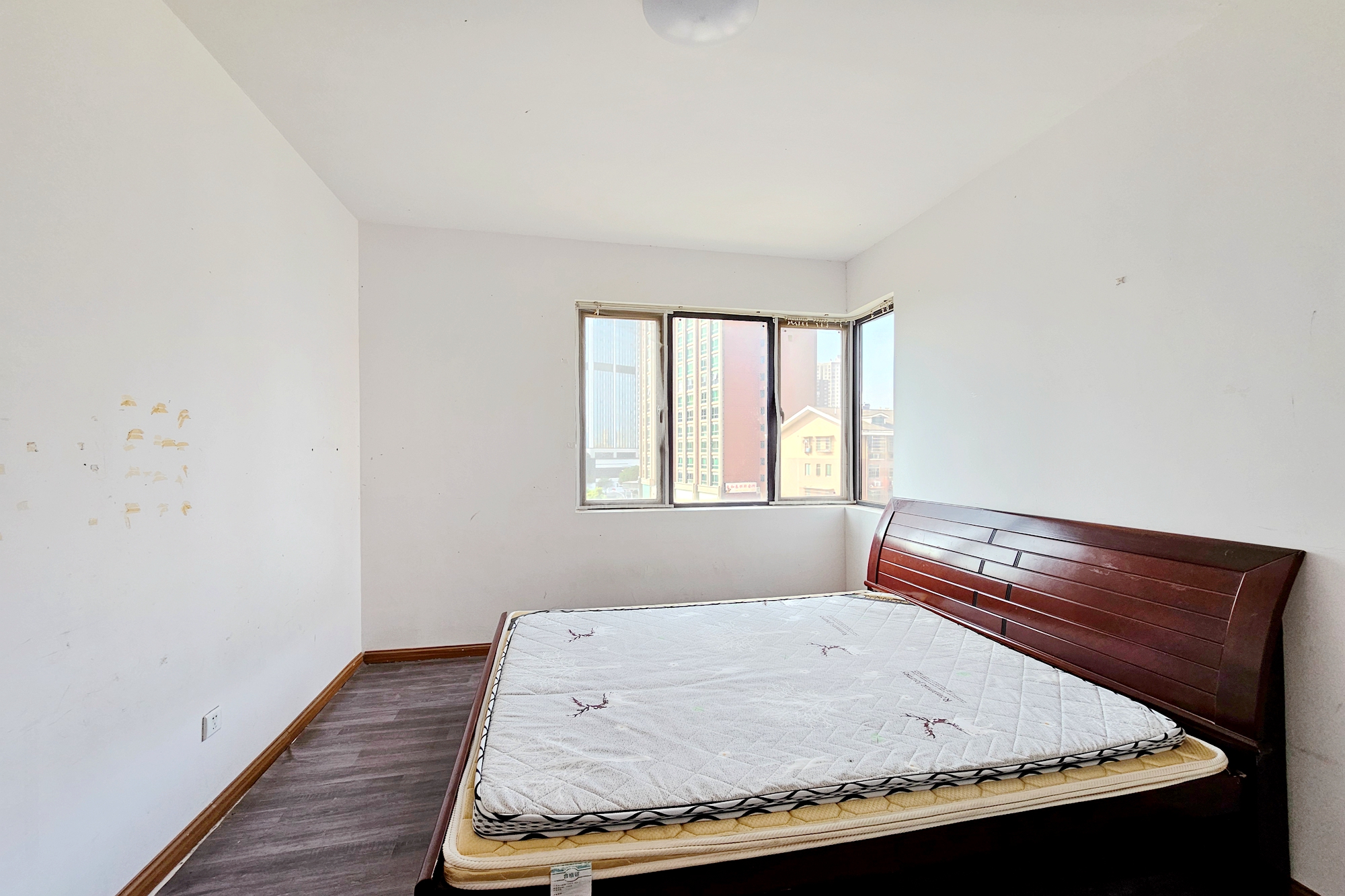 江河东澜湾 3室2厅1卫 99.0万 江河东澜湾 3室2厅1卫 99.0万卧室