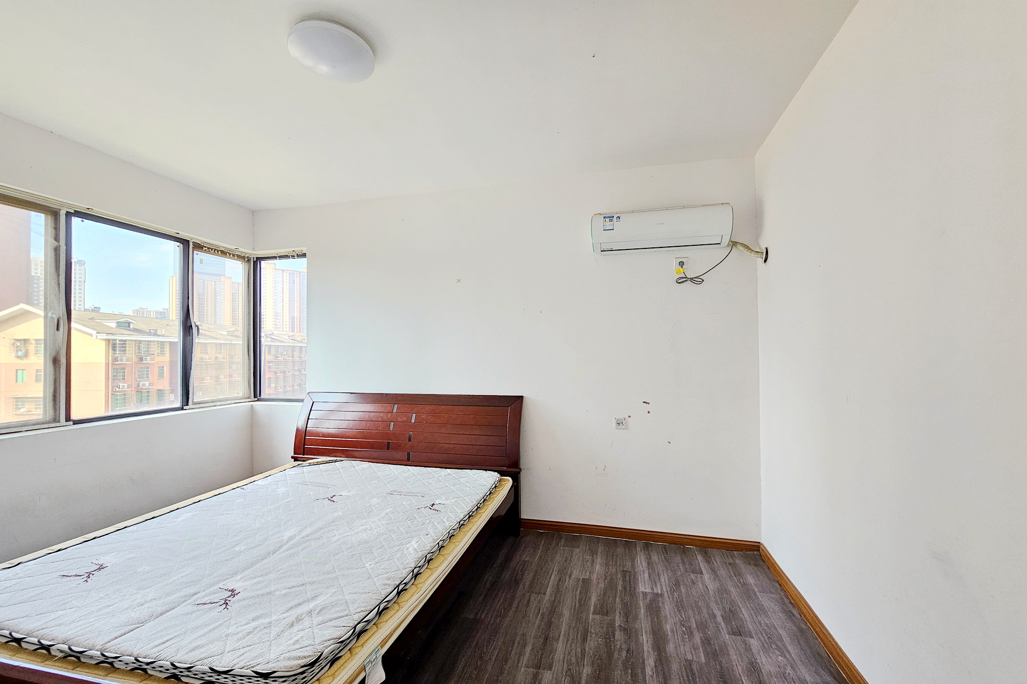 江河东澜湾 3室2厅1卫 99.0万 江河东澜湾 3室2厅1卫 99.0万卧室