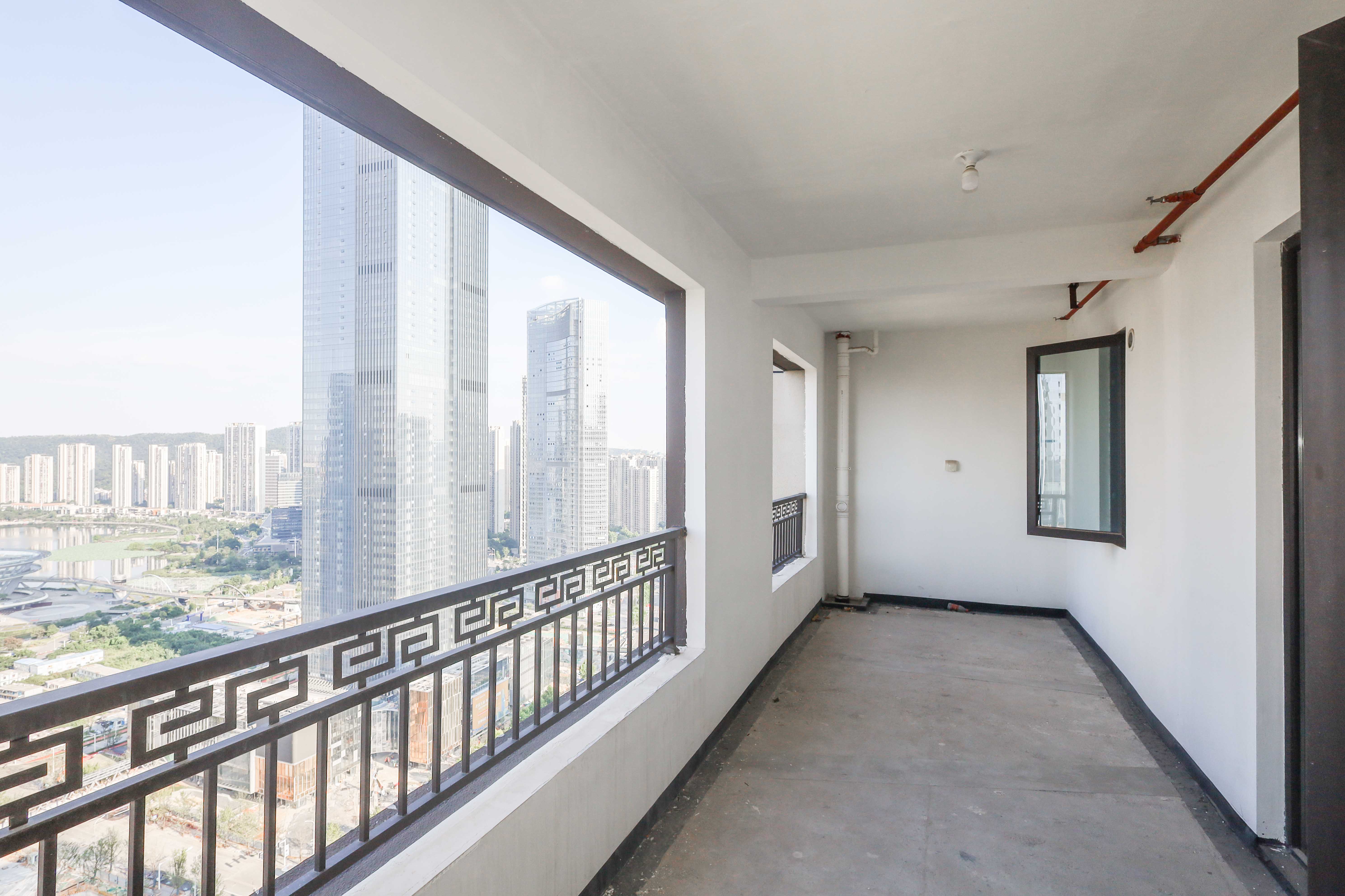 建发央著  5室2厅3卫   430.00万阳台
