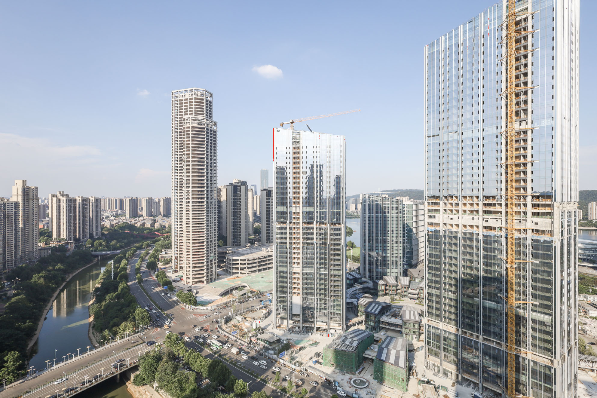建发央著  5室2厅3卫   430.00万阳台