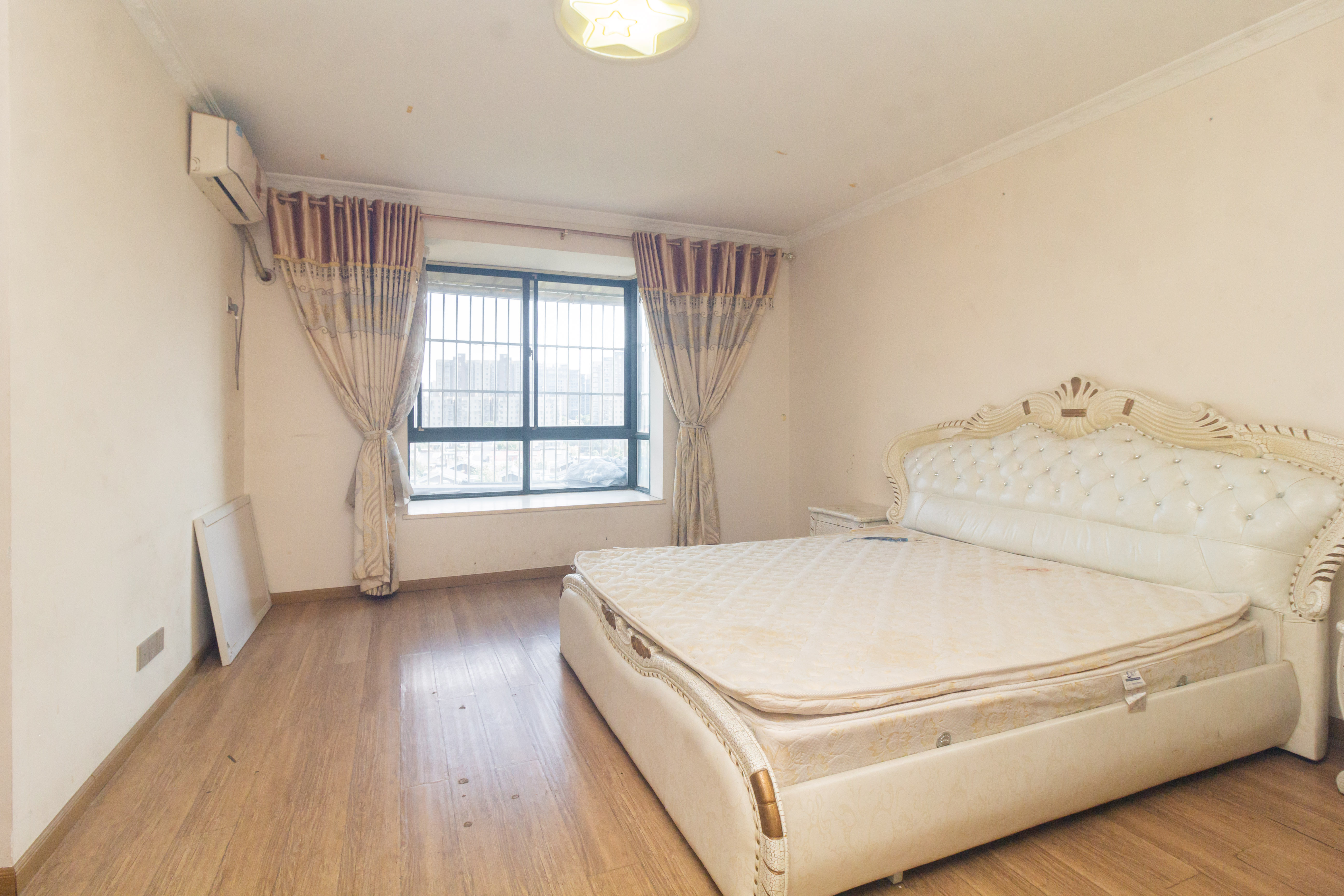 东业早安星城 3室2厅2卫 95.0万 东业早安星城 3室2厅2卫 95.0万卧室