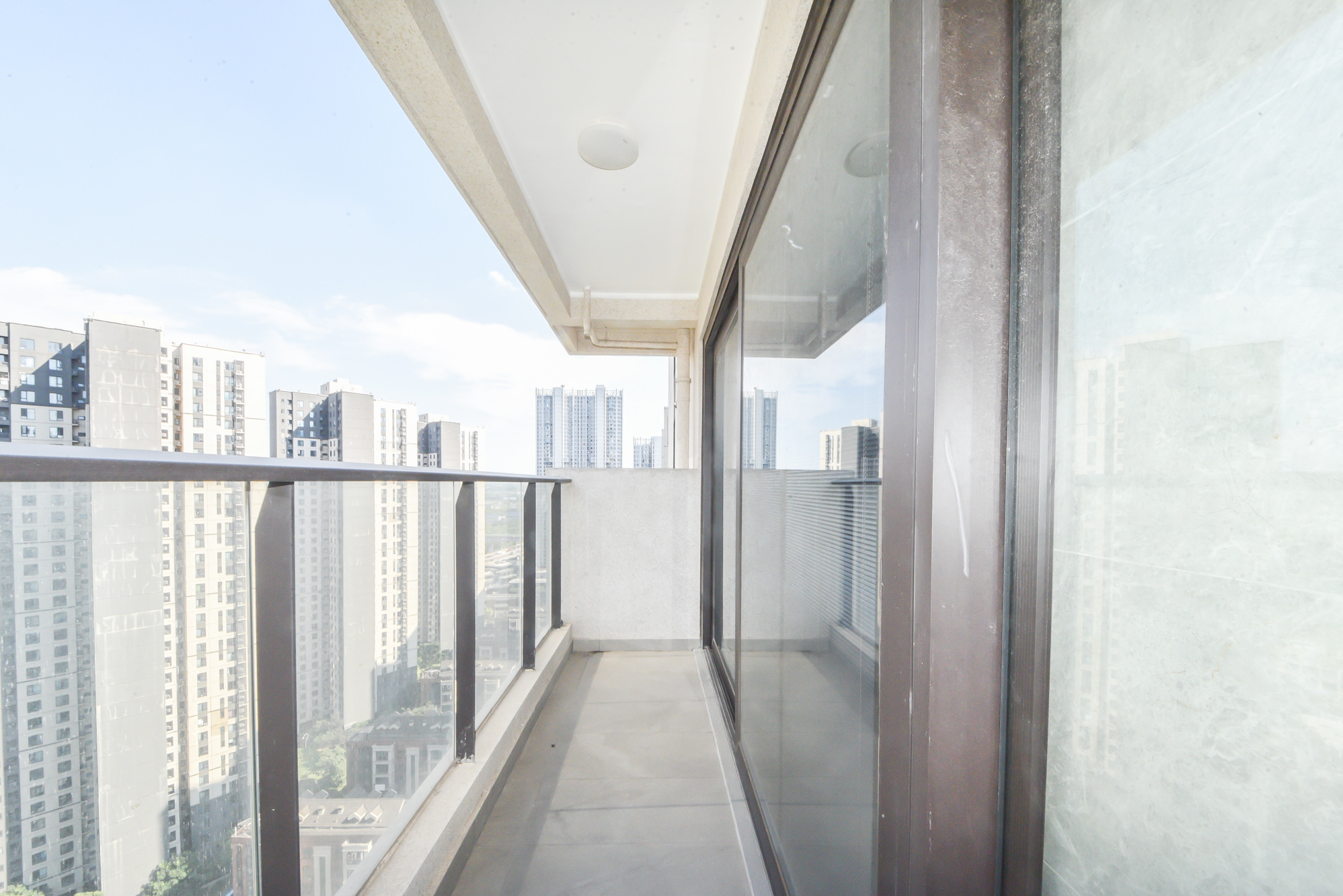 万科魅力之城  4室2厅3卫    275.0万阳台