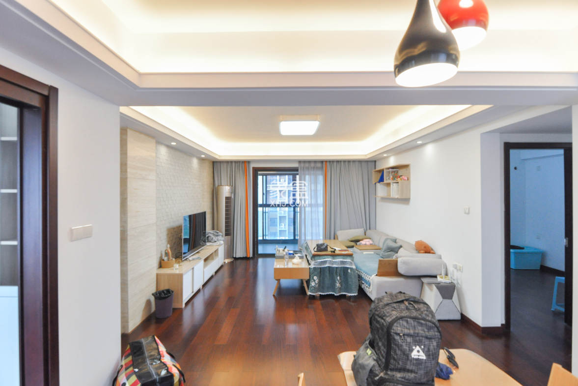 达美D6区  4室2厅2卫    150.0万 达美D6区  4室2厅2卫    150.0万客厅