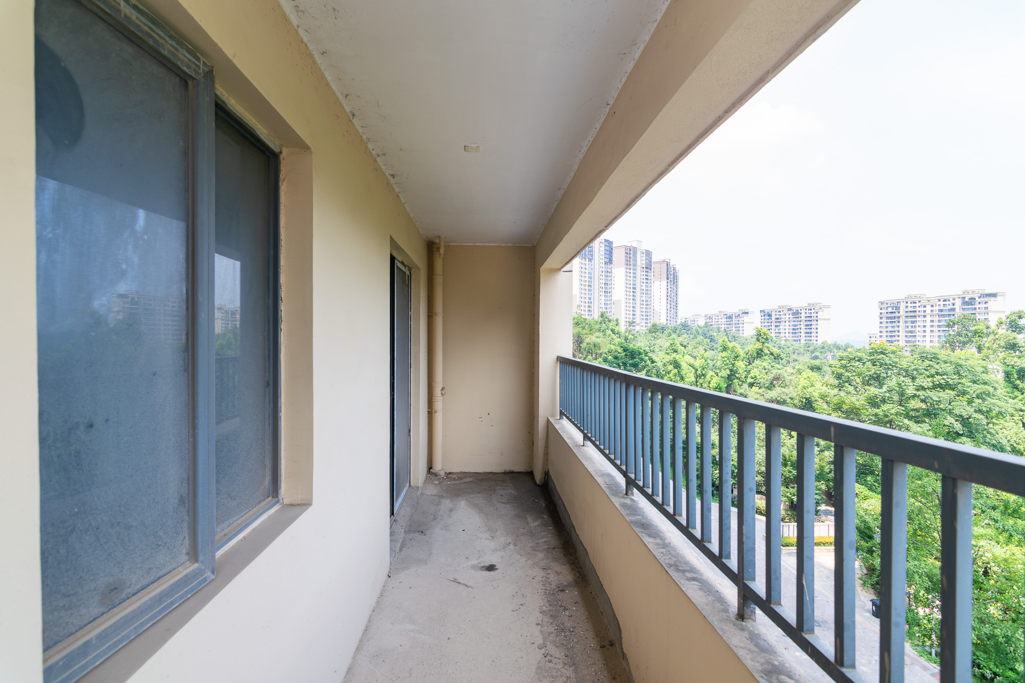 中粮鸿云  4室2厅2卫   89.00万阳台