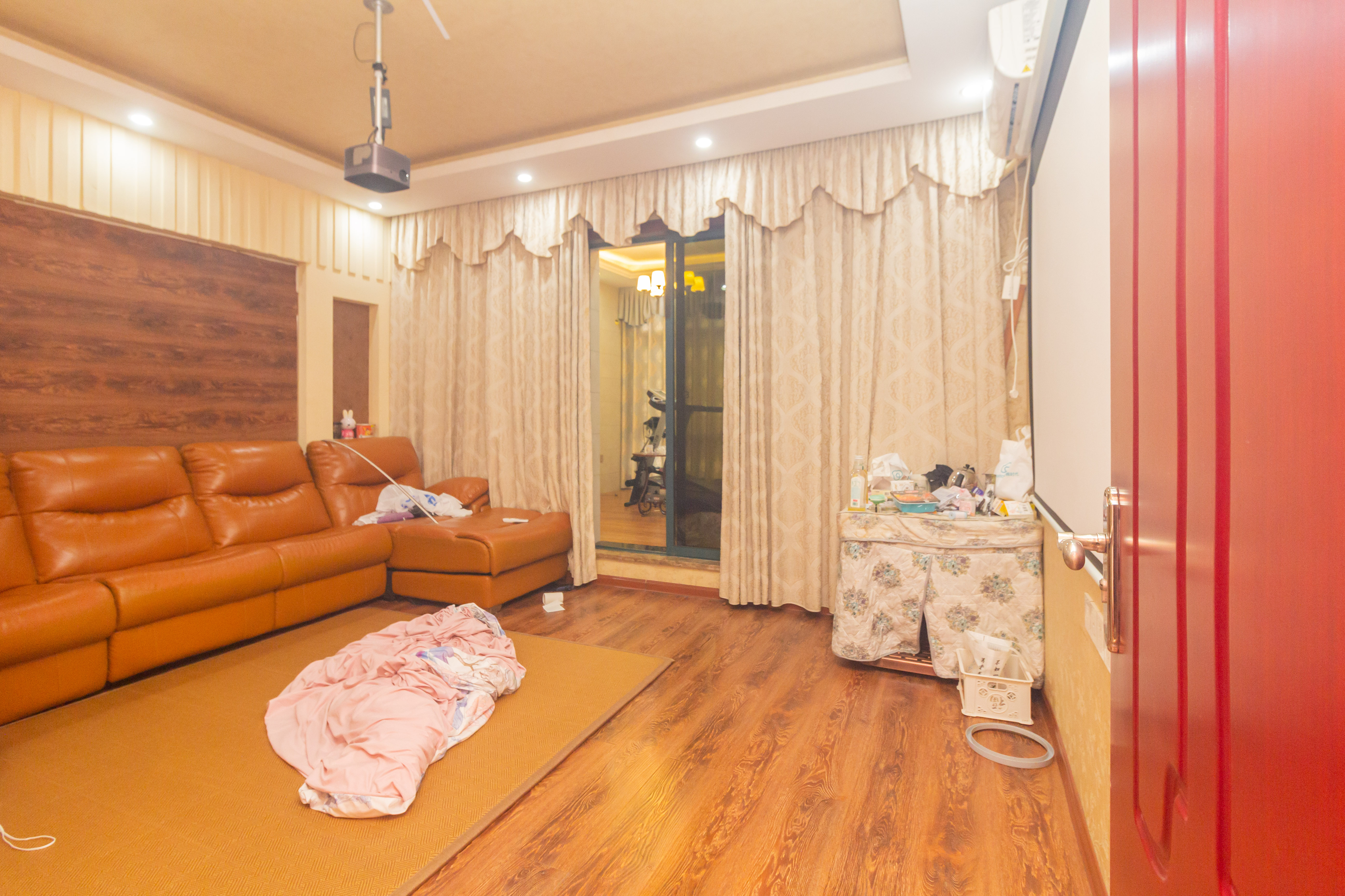 东业早安星城 5室2厅3卫 267.8万 东业早安星城 5室2厅3卫 267.8万卧室