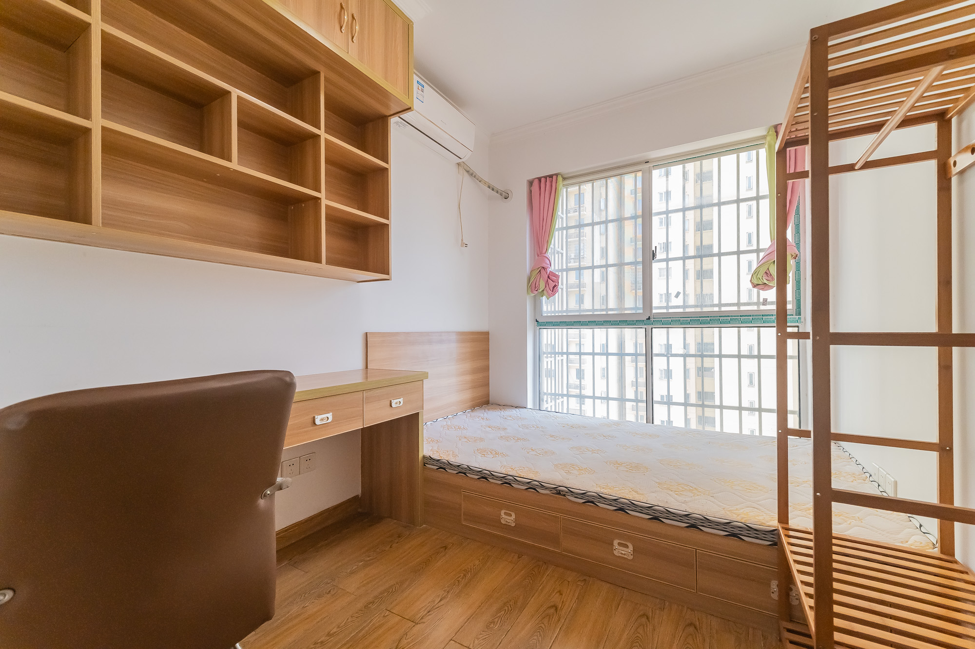 MOMA当代广场  3室2厅1卫    78.0万 MOMA当代广场  3室2厅1卫    78.0万卧室