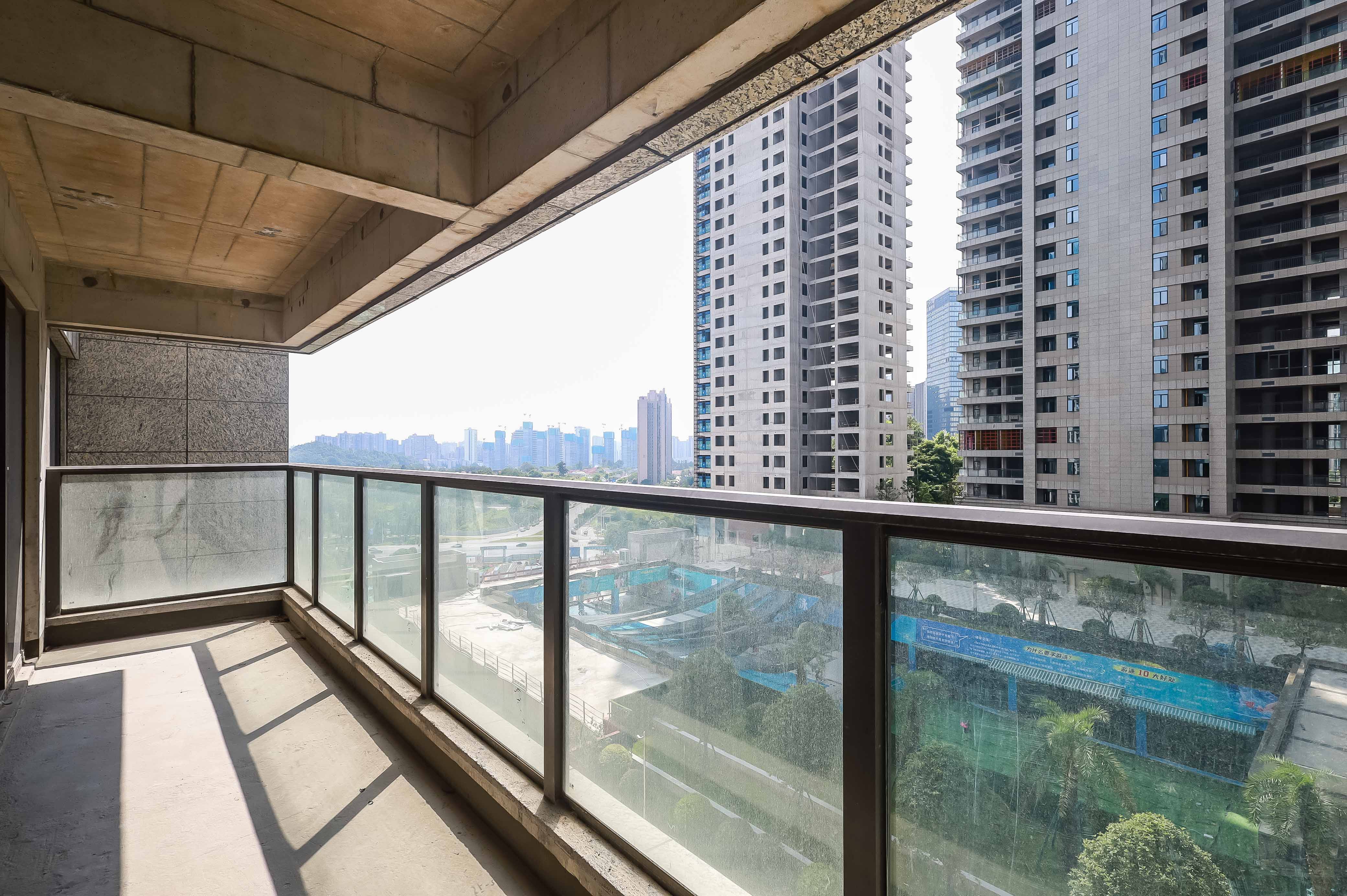 万象府台  4室2厅2卫   243.80万阳台