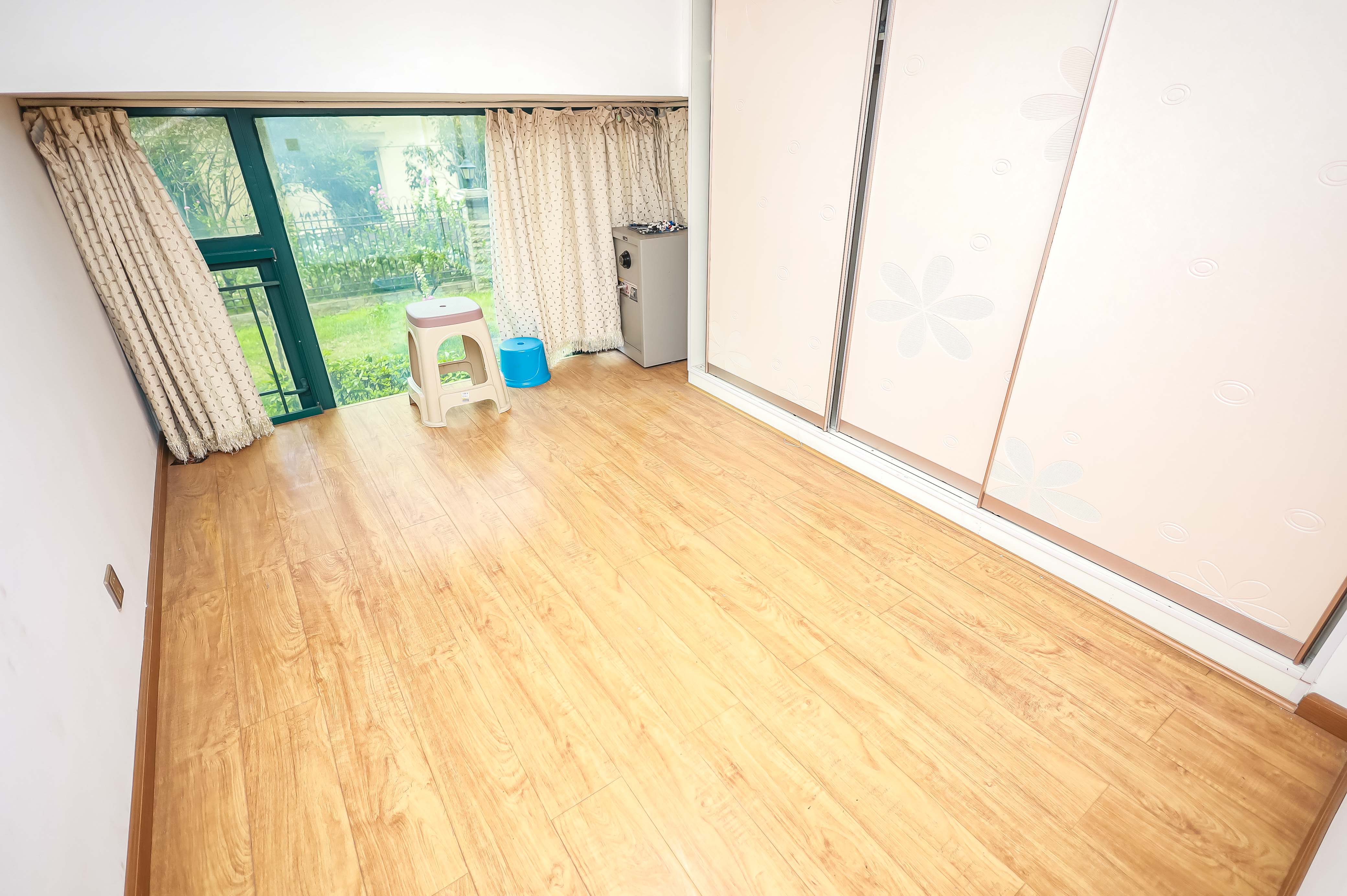 恒大华府  3室2厅1卫   164.50万卧室