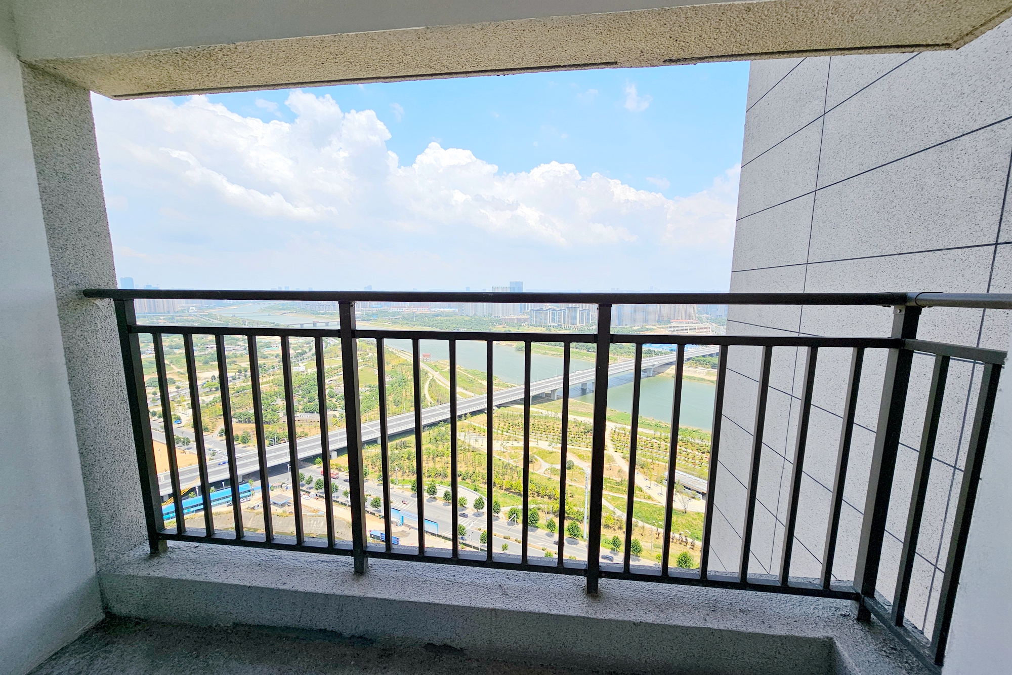 阳光城尚东湾嘉林苑 4室2厅2卫 110.0万 阳光城尚东湾嘉林苑 4室2厅2卫 110.0万阳台