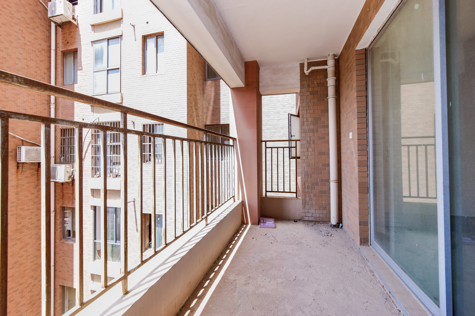 上海城小区  4室2厅2卫    108.0万阳台