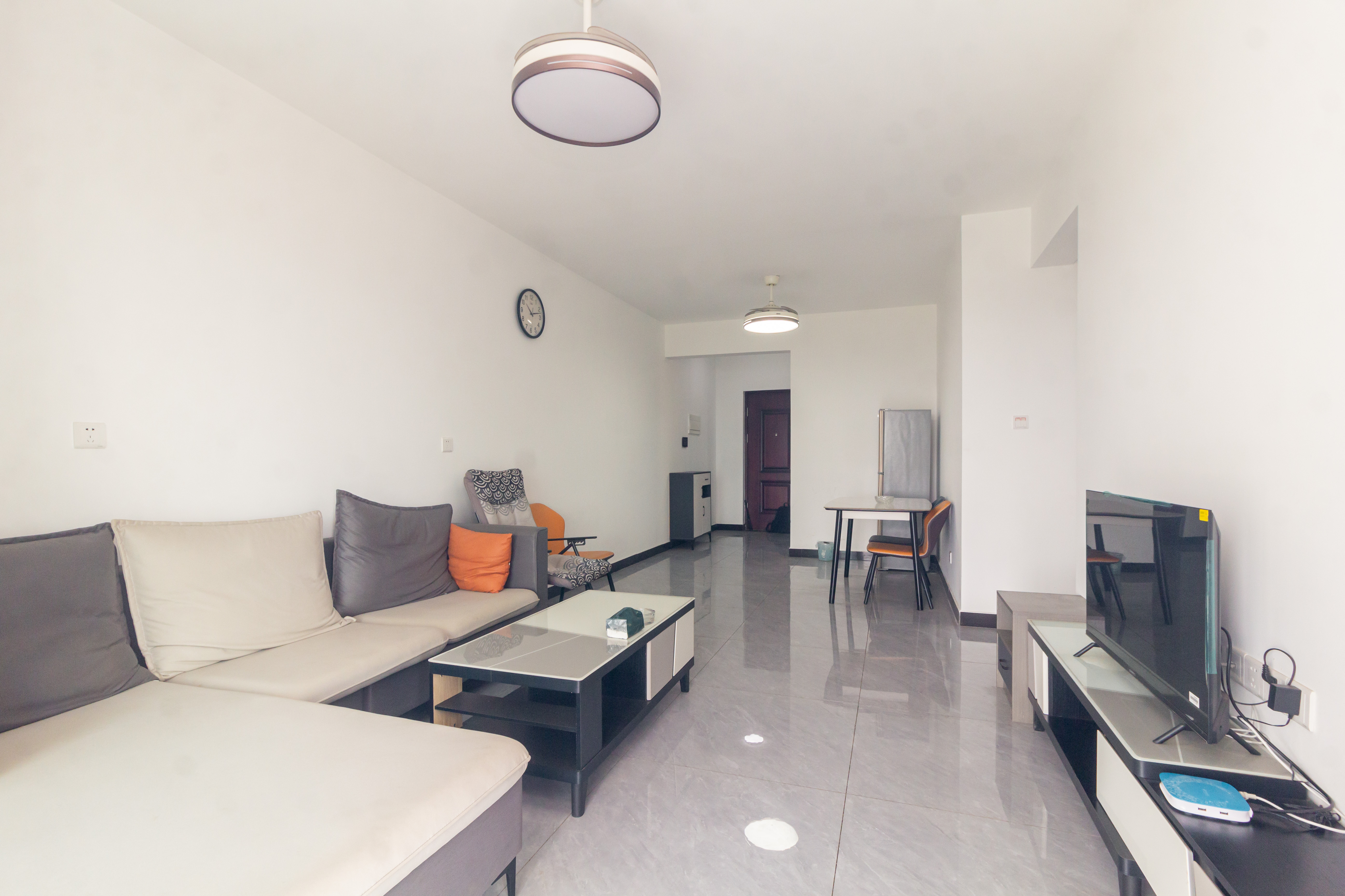 雅居乐新地  3室2厅2卫    75.0万 雅居乐新地  3室2厅2卫    75.0万客厅