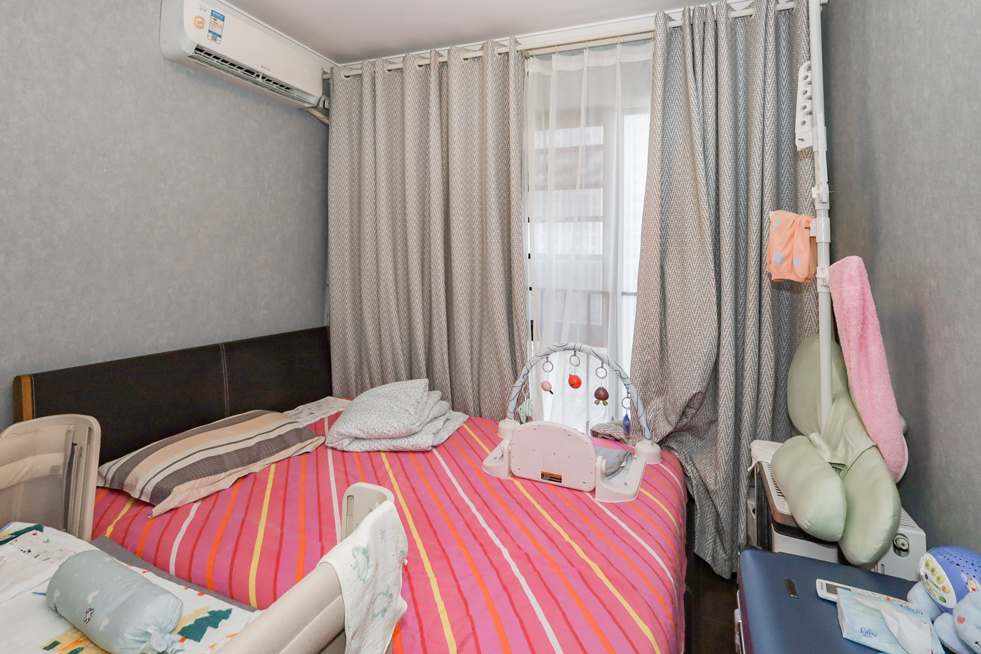 万科里金域滨江  4室2厅2卫   268.00万卧室