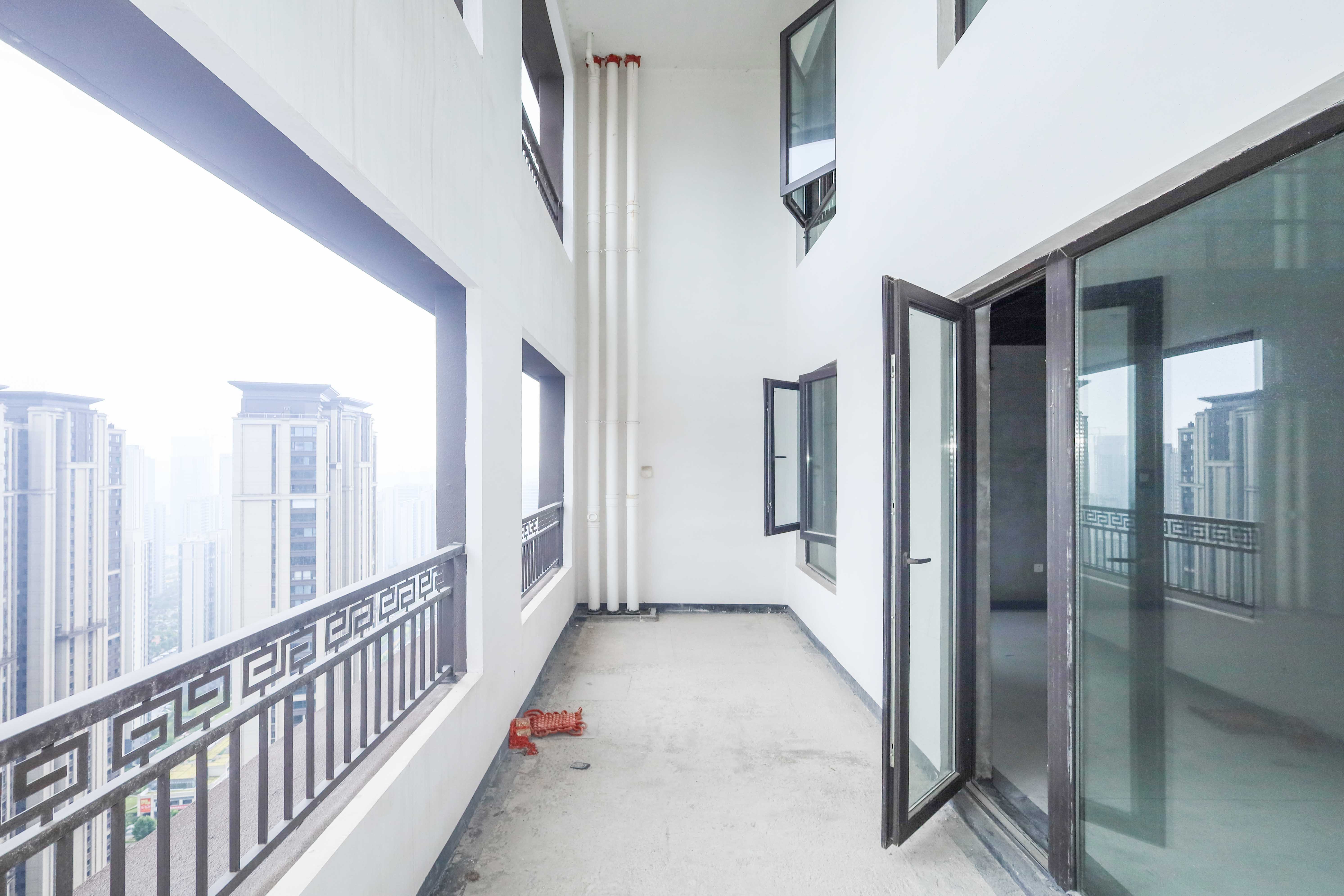 建发央著  4室2厅2卫   318.00万阳台