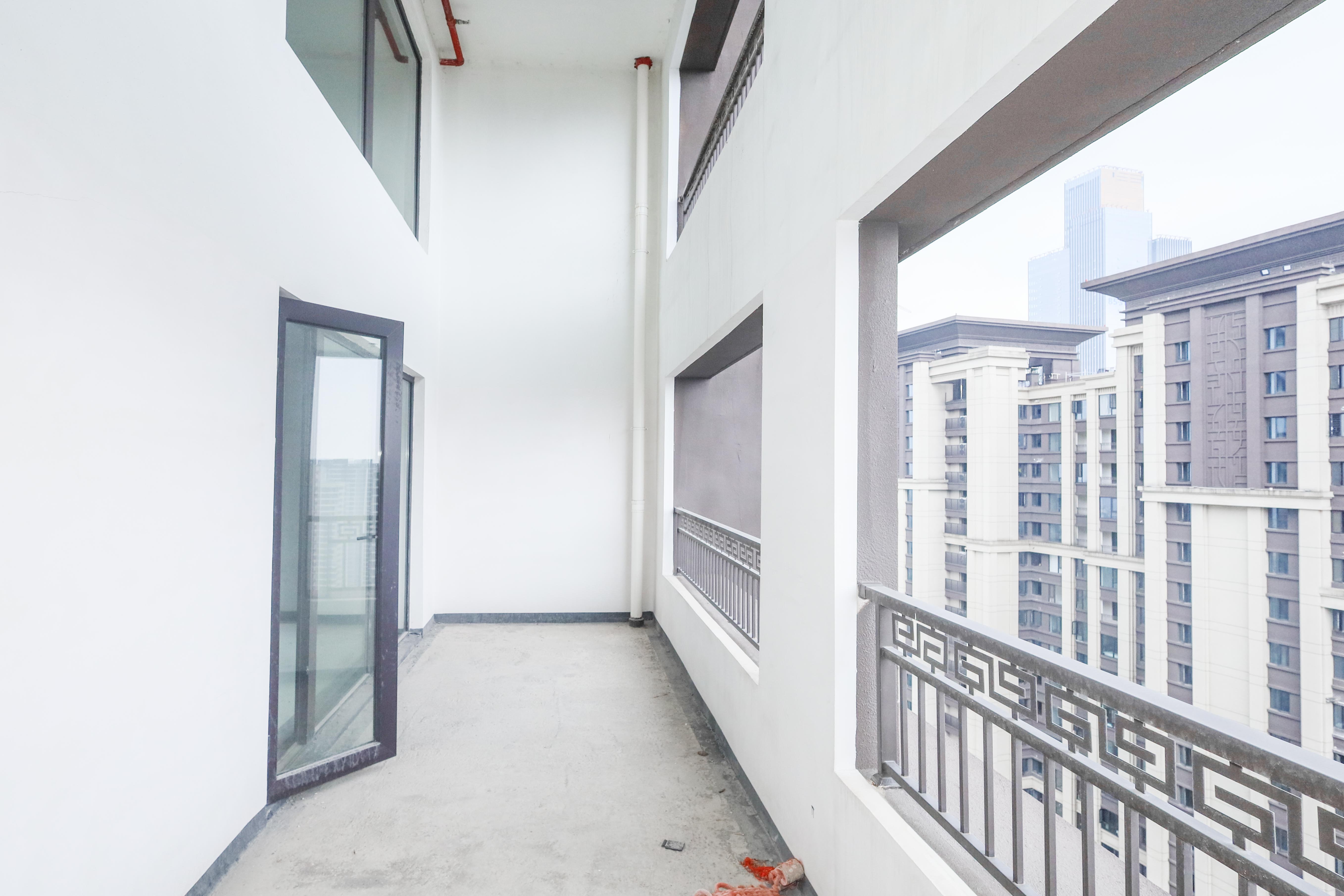 建发央著  4室2厅2卫   318.00万阳台