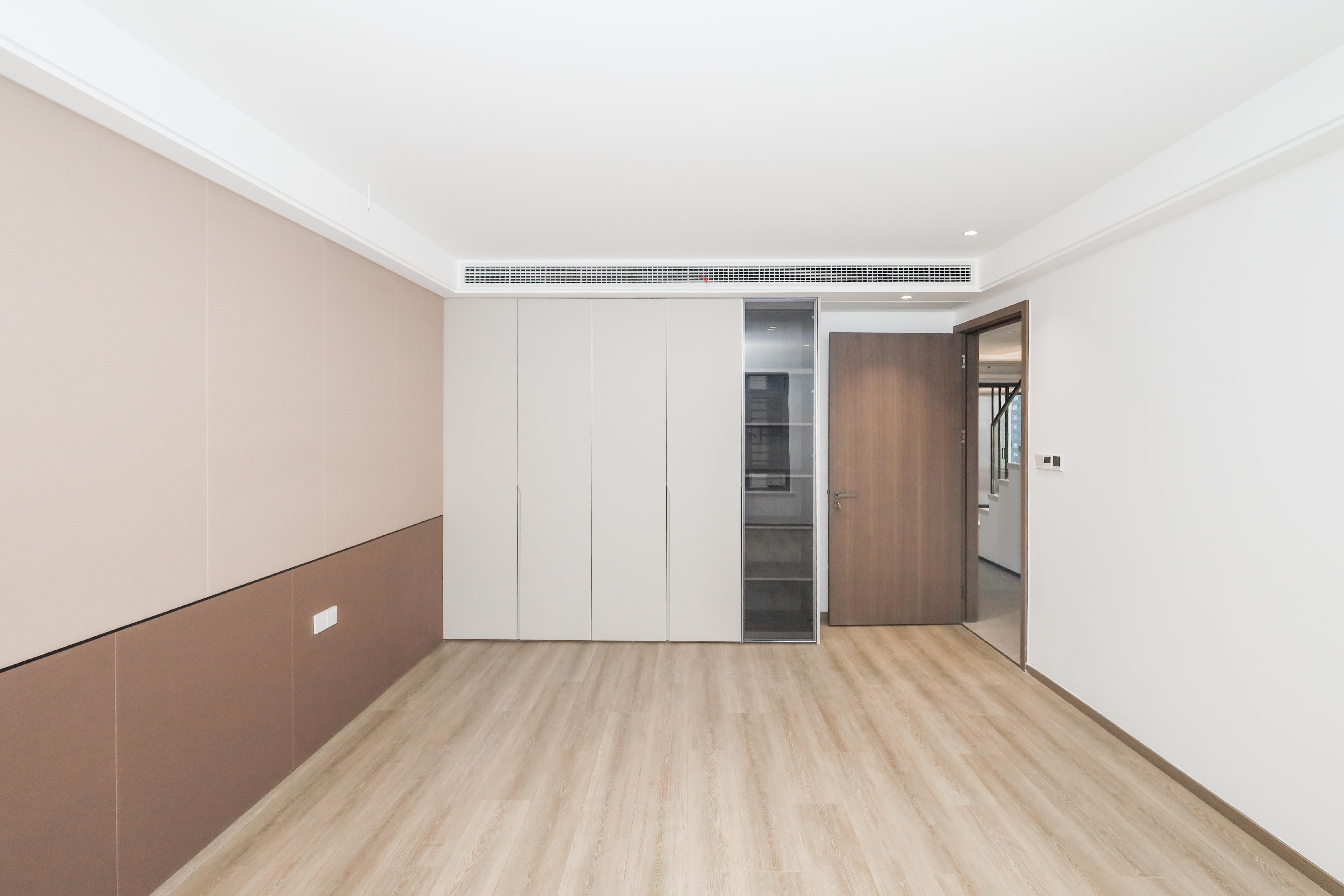 建发央著  4室2厅2卫   380.00万卧室