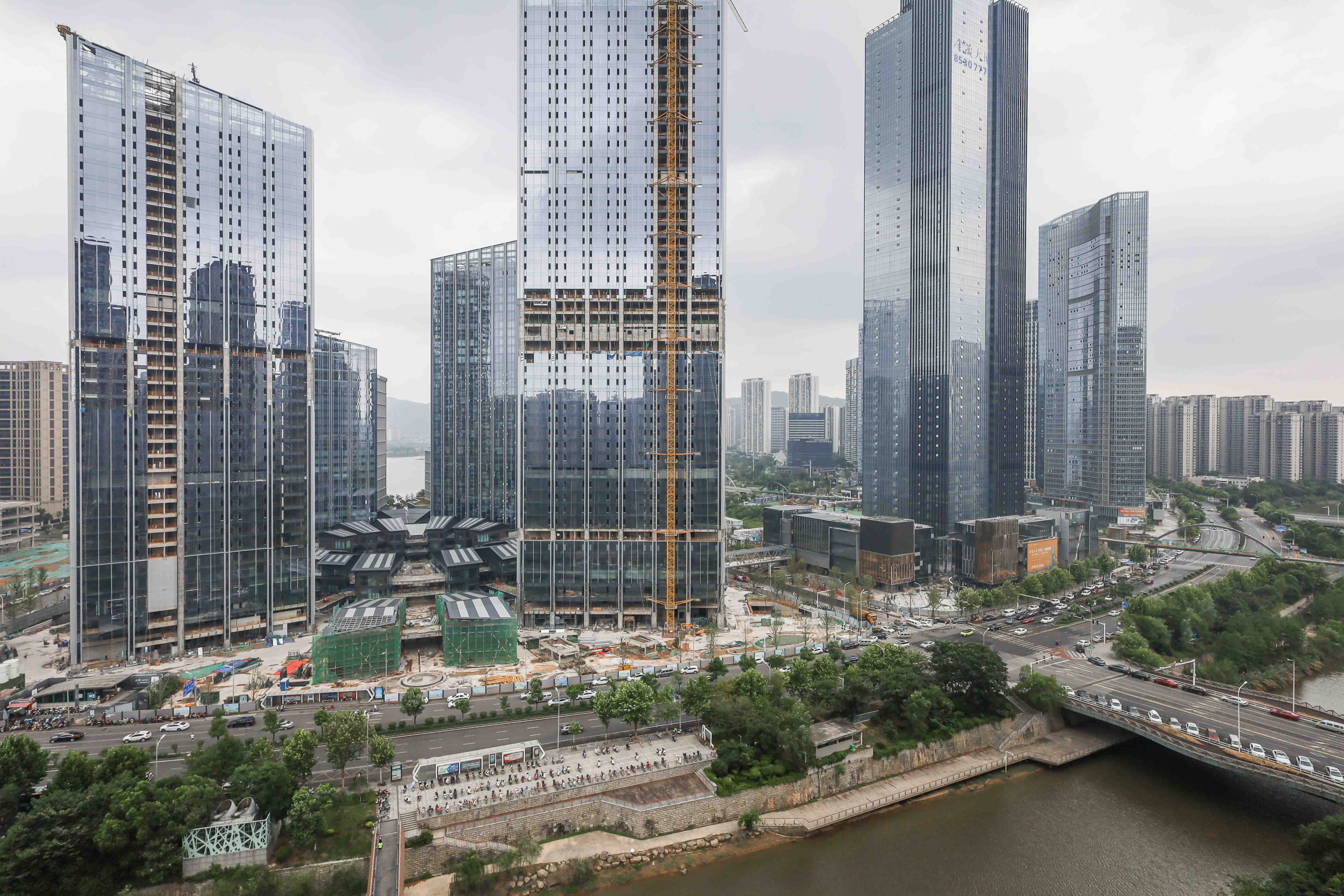 建发央著  4室2厅2卫   380.00万阳台
