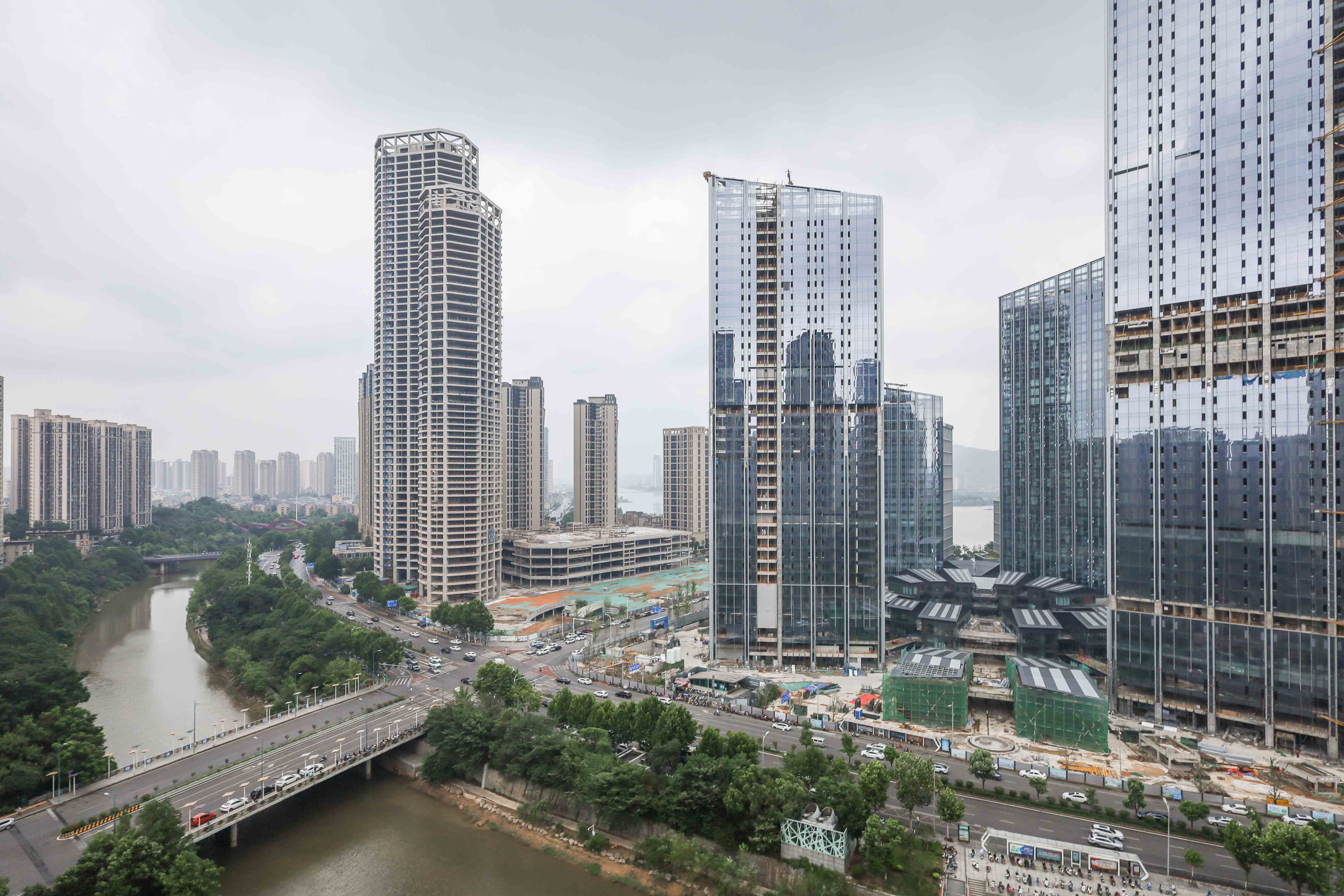 建发央著  4室2厅2卫   380.00万阳台