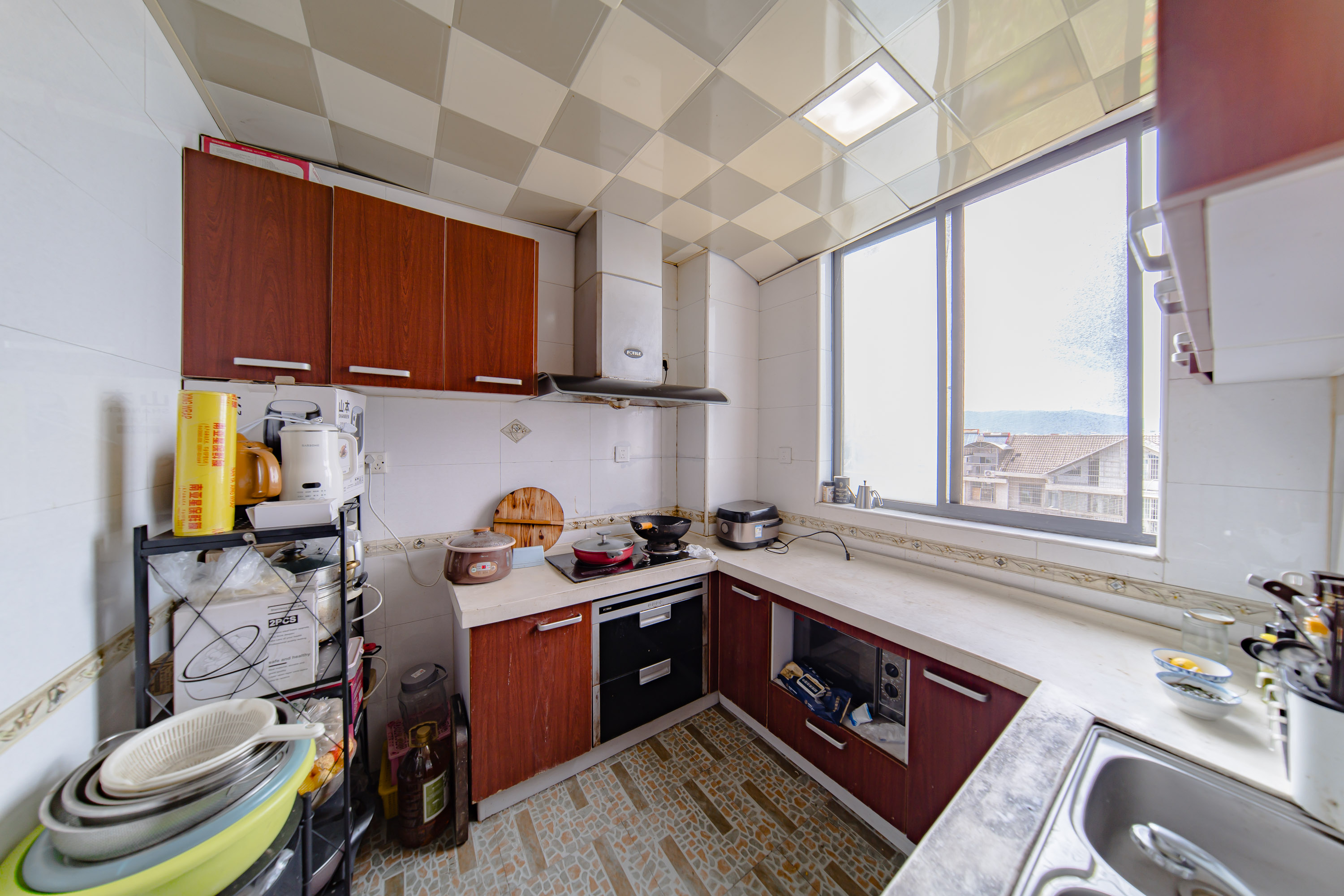 阳光100一期、四五期 5室2厅2卫 130.0万 阳光100一期、四五期 5室2厅2卫 130.0万厨房