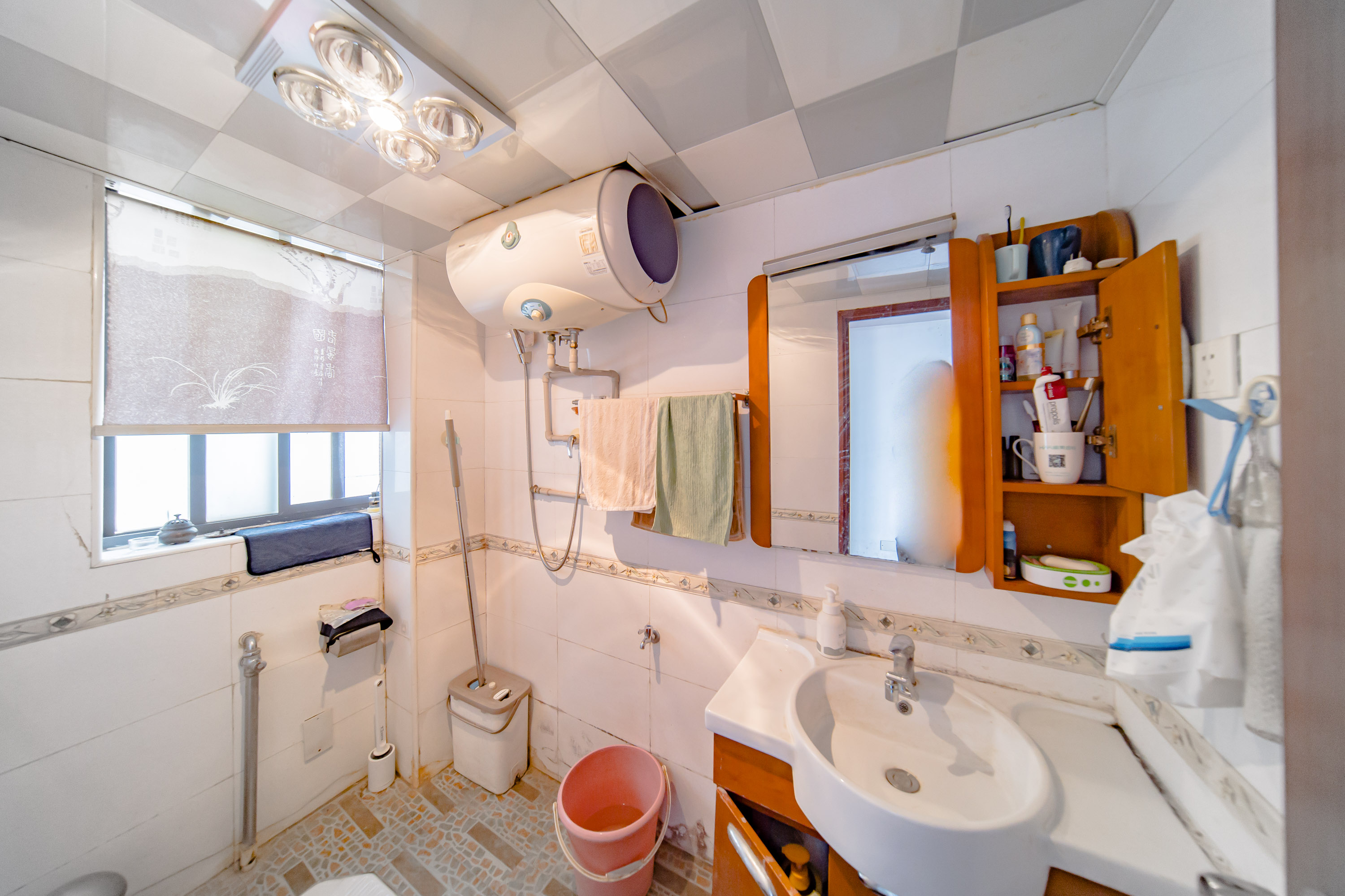 阳光100一期、四五期 5室2厅2卫 130.0万 阳光100一期、四五期 5室2厅2卫 130.0万卫生间