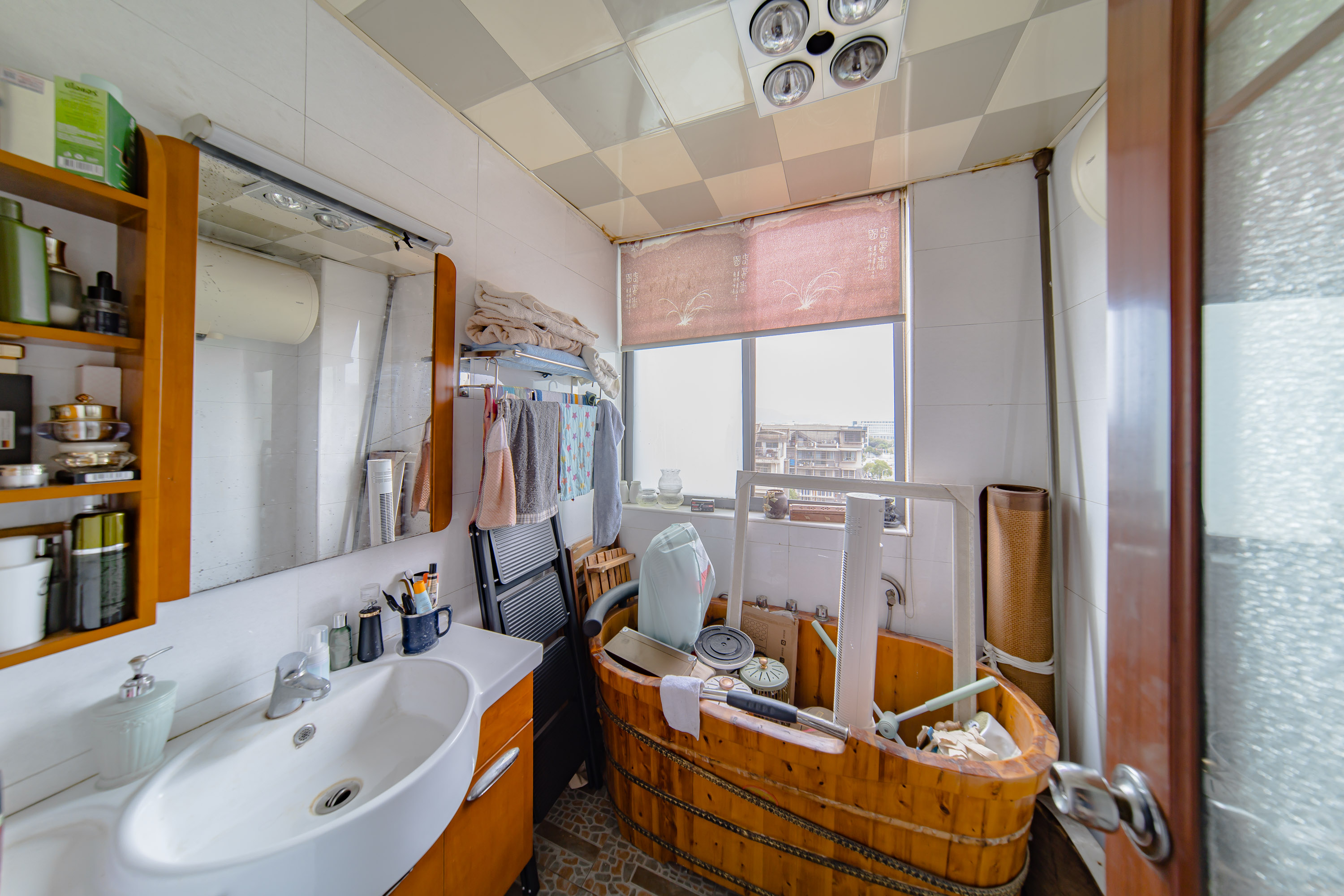 阳光100一期、四五期 5室2厅2卫 130.0万 阳光100一期、四五期 5室2厅2卫 130.0万卫生间