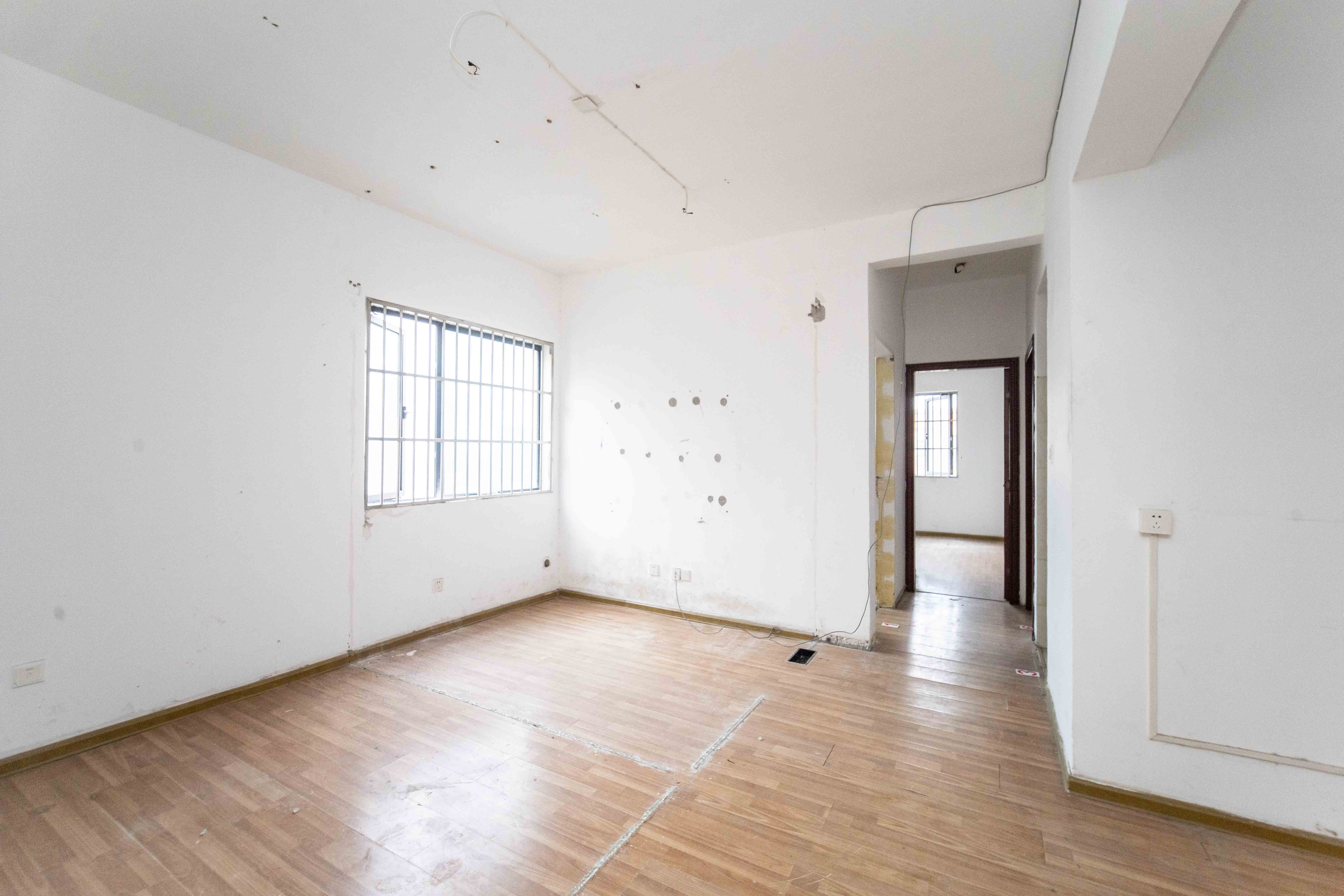 古汉国际广场  4室2厅2卫    96.0万客厅