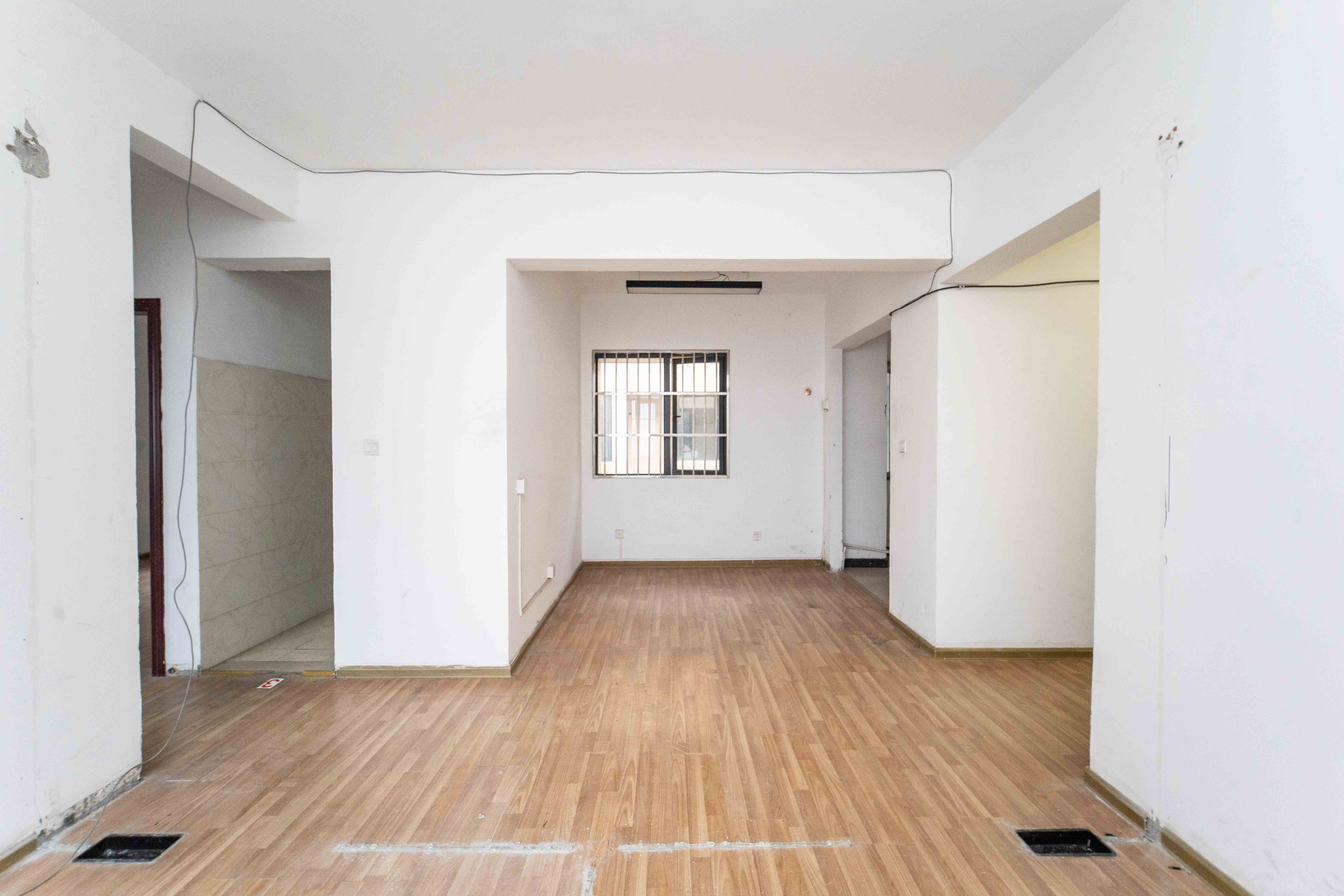 古汉国际广场  4室2厅2卫    96.0万客厅