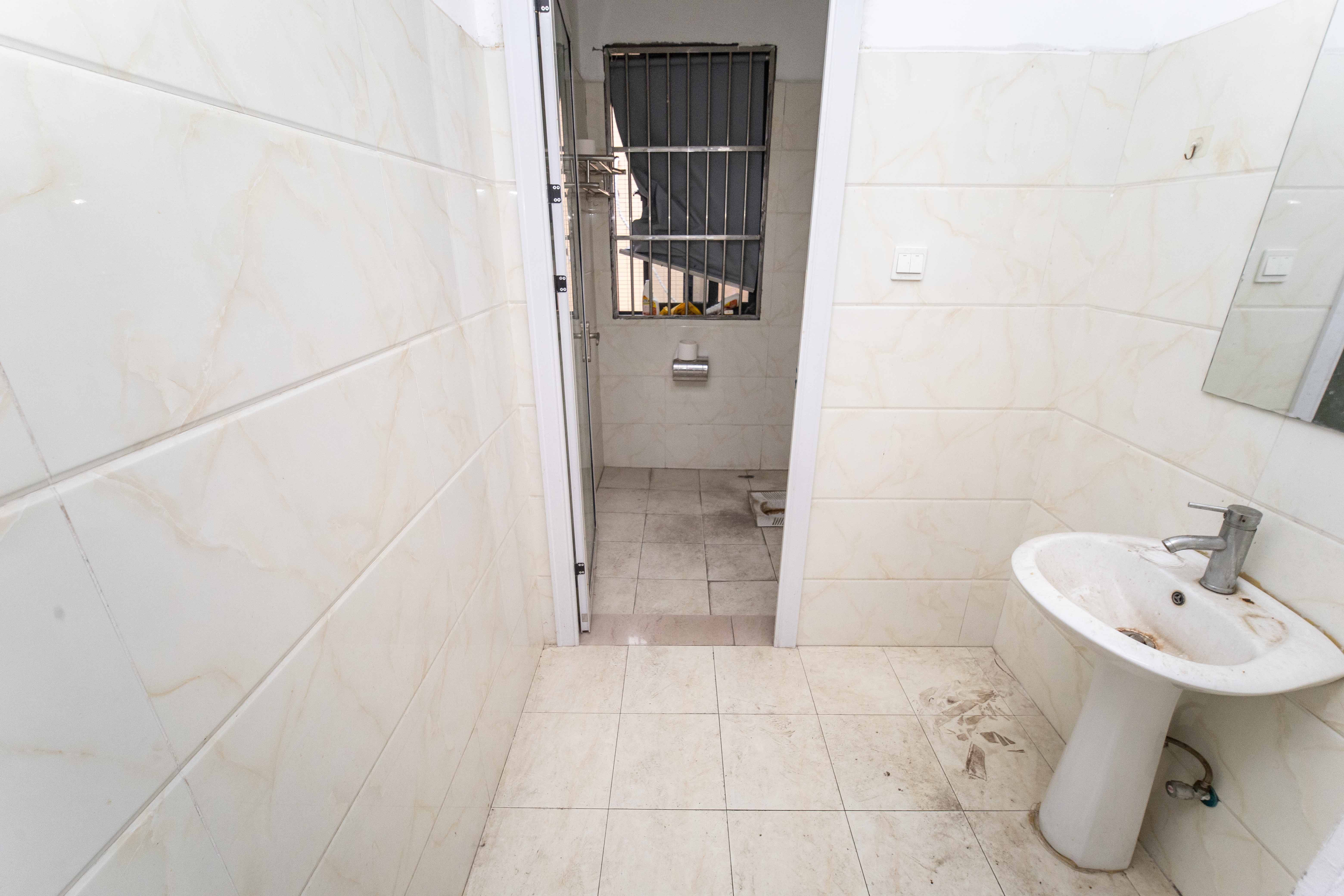 古汉国际广场  4室2厅2卫    96.0万卫生间