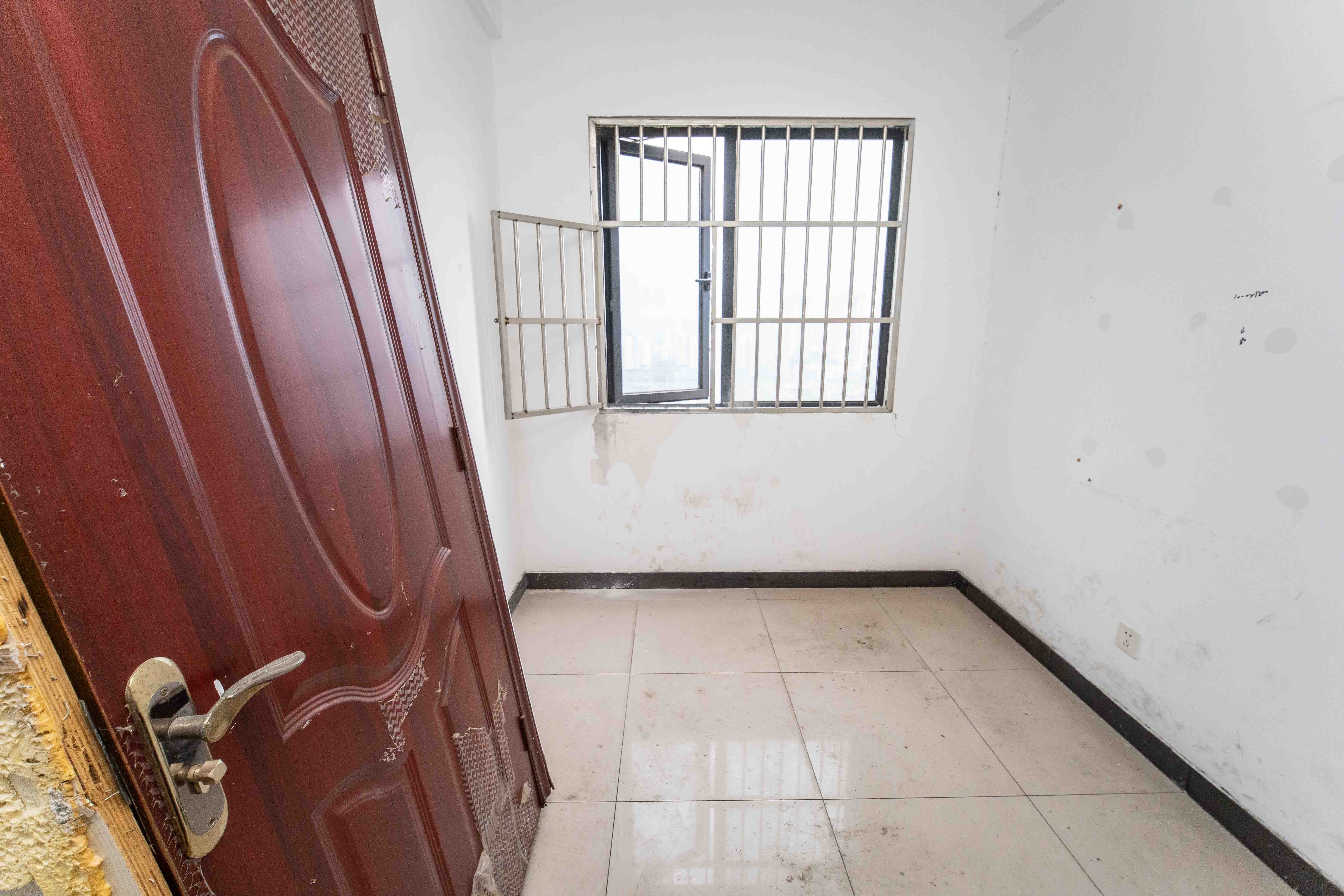 古汉国际广场  4室2厅2卫    96.0万卧室