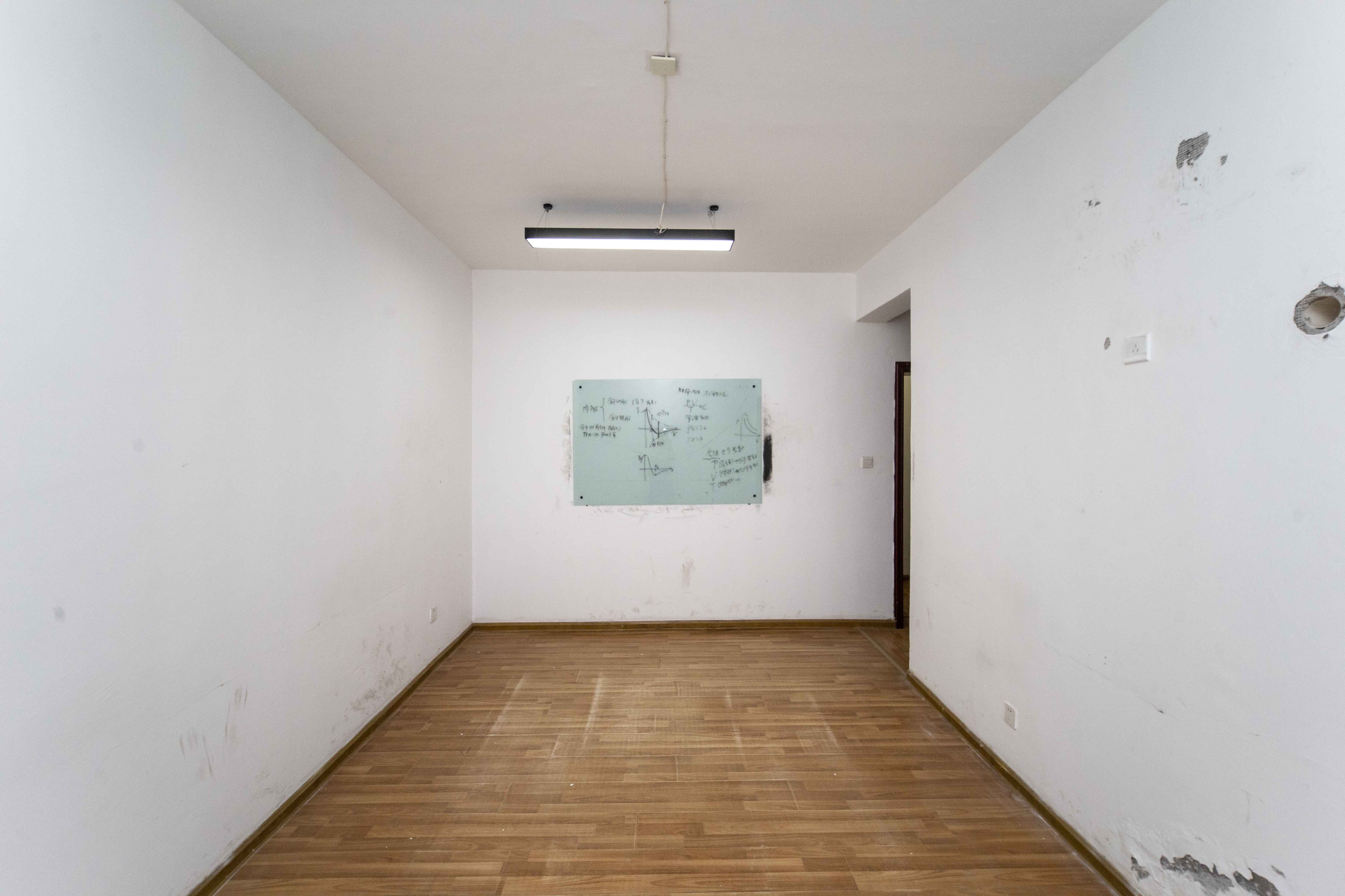 古汉国际广场  4室2厅2卫    96.0万卧室