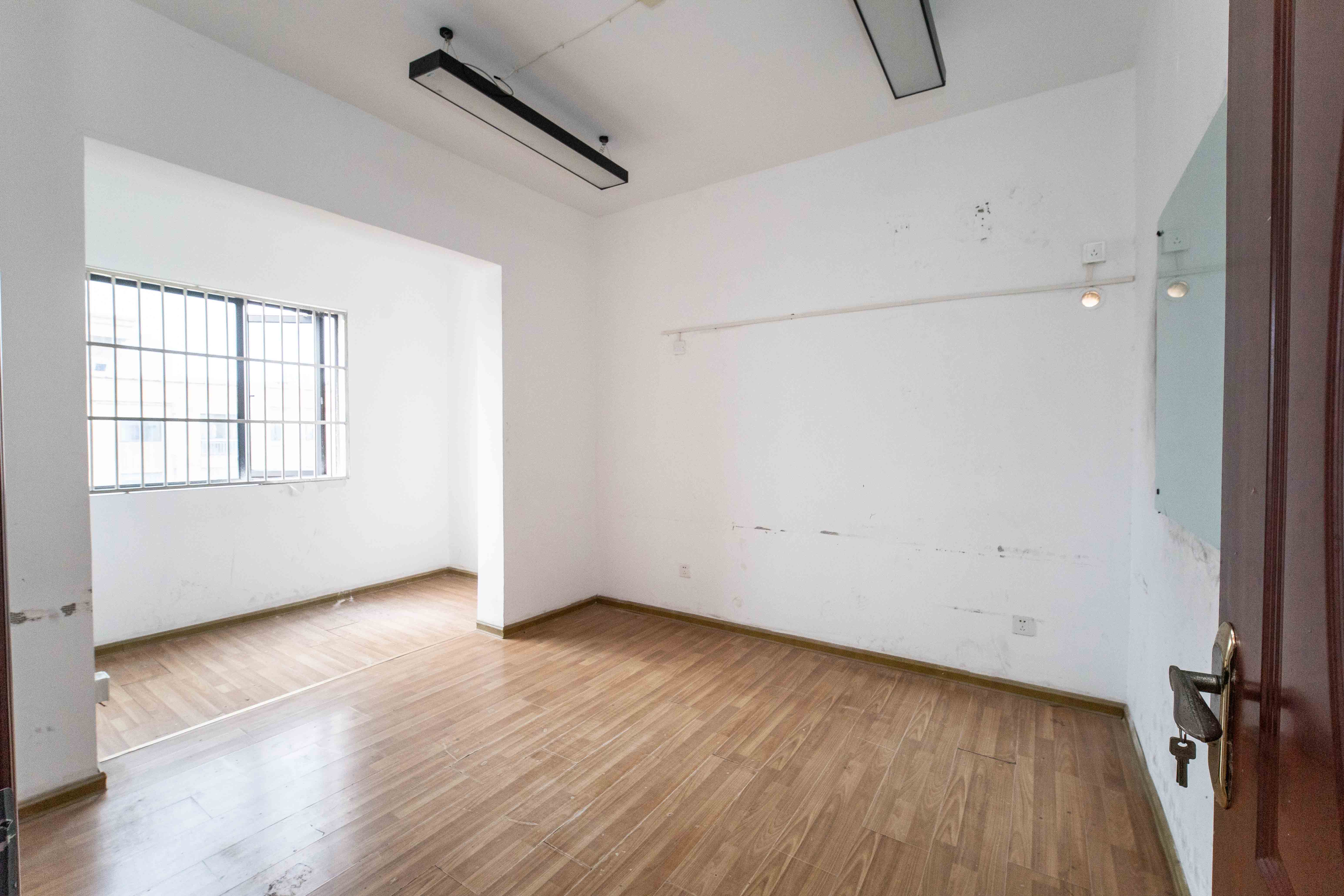 古汉国际广场  4室2厅2卫    96.0万卧室