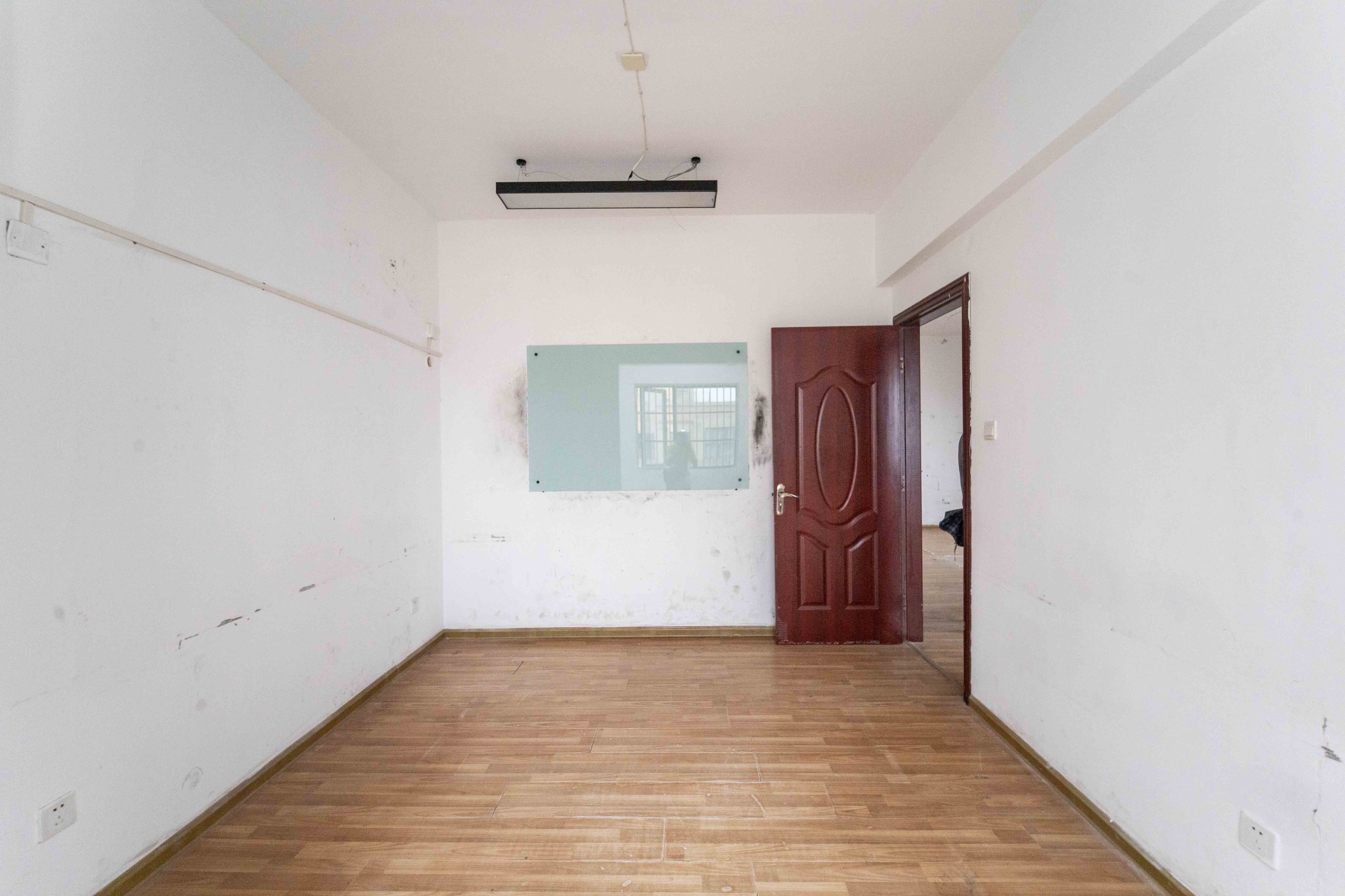 古汉国际广场  4室2厅2卫    96.0万卧室