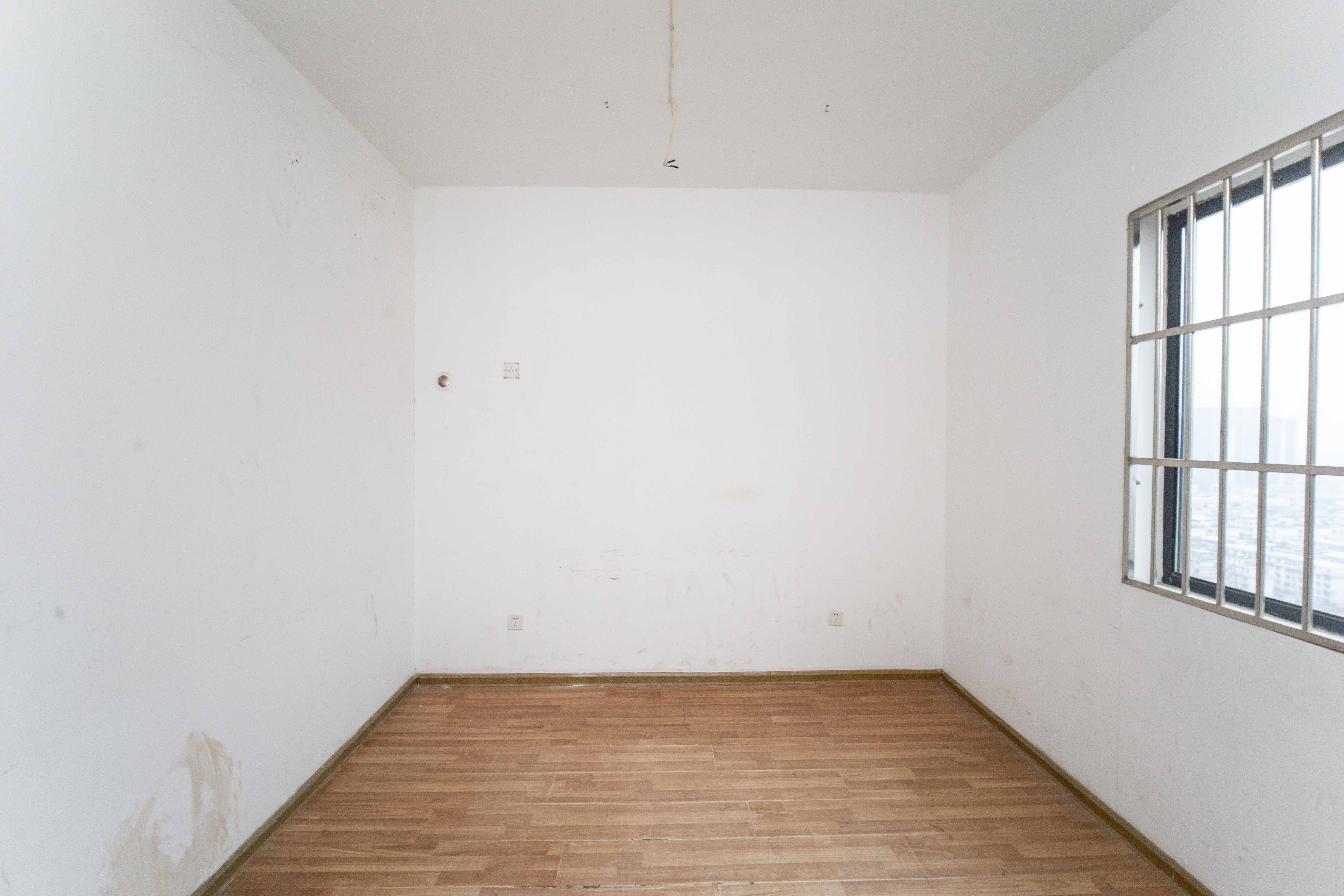 古汉国际广场  4室2厅2卫    96.0万卧室