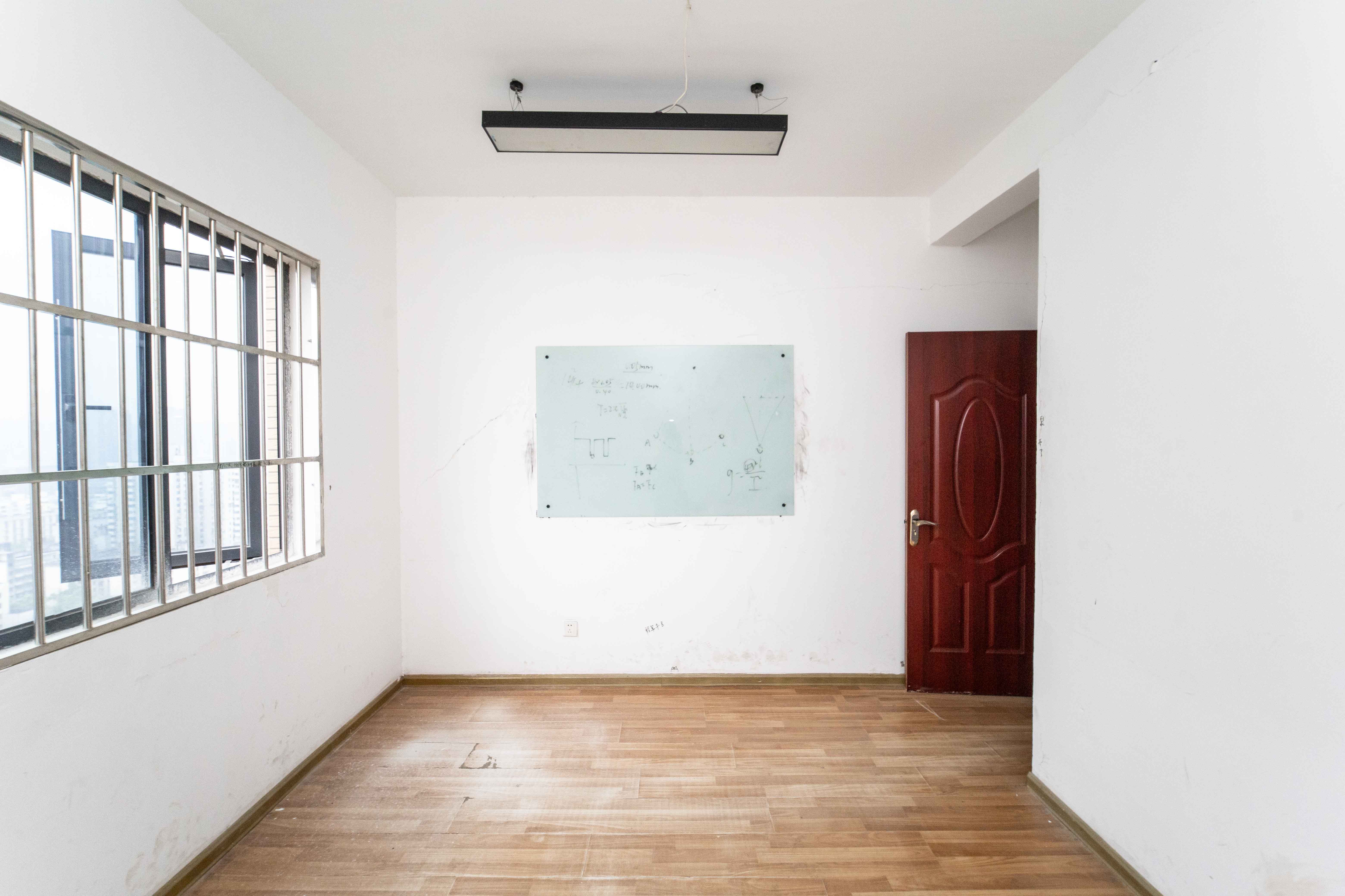 古汉国际广场  4室2厅2卫    96.0万卧室