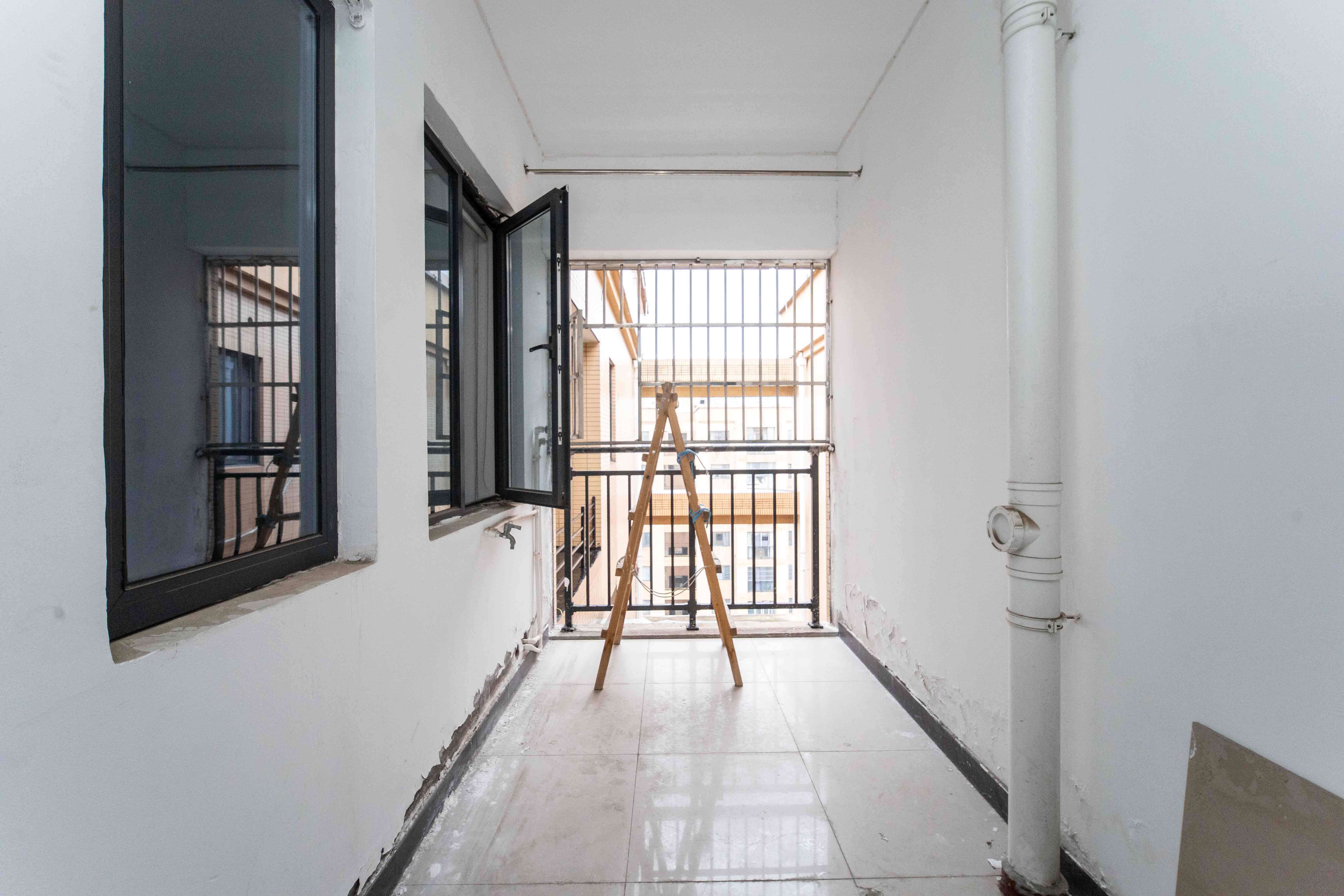 古汉国际广场  4室2厅2卫    96.0万阳台