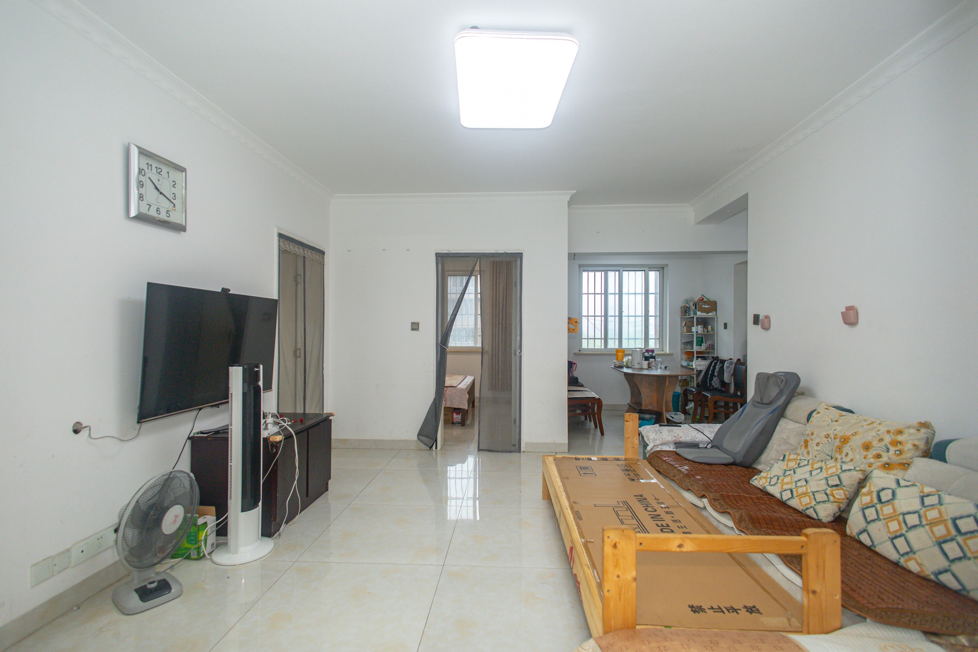 香槟小镇(香槟花苑) 3室2厅1卫 46.8万 香槟小镇(香槟花苑) 3室2厅1卫 46.8万客厅