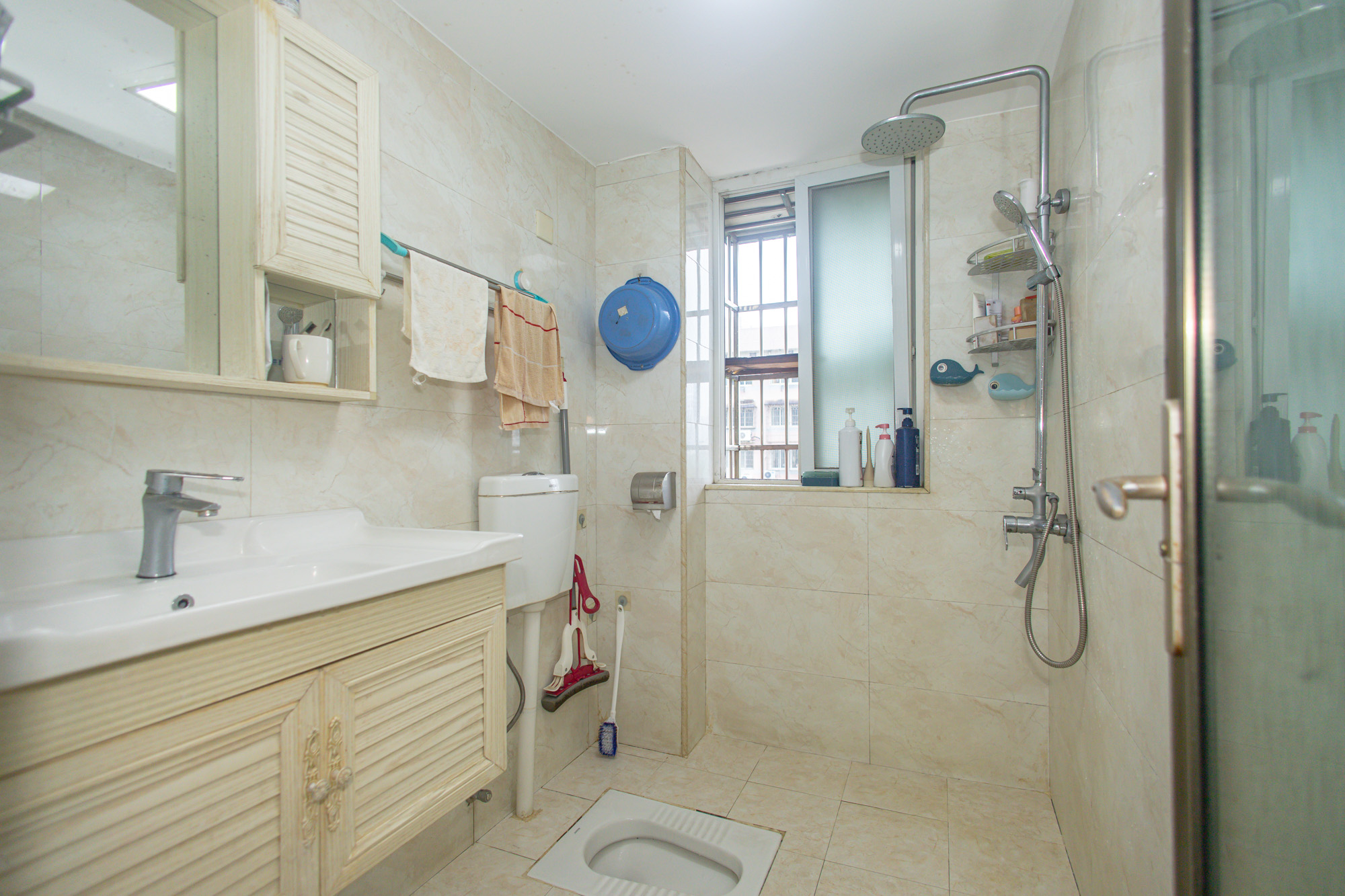 香槟小镇(香槟花苑) 3室2厅1卫 46.8万 香槟小镇(香槟花苑) 3室2厅1卫 46.8万卫生间